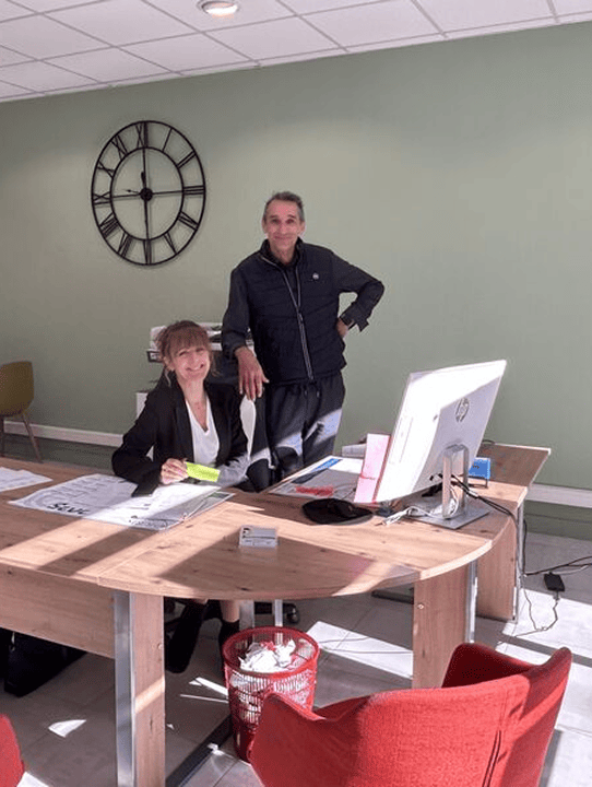 Image de Serge et Isabelle au bureau