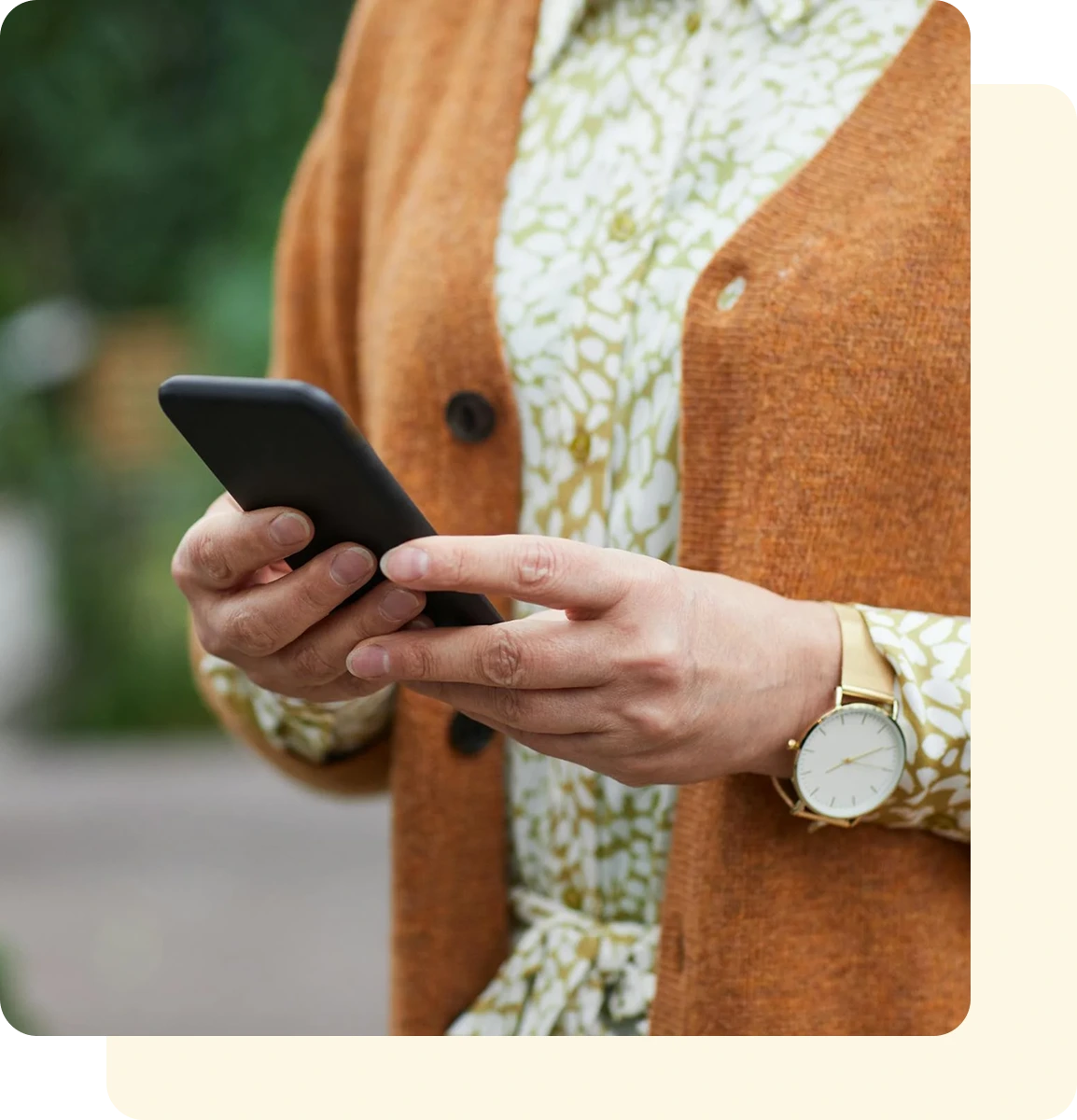 femme âgée sur son téléphone