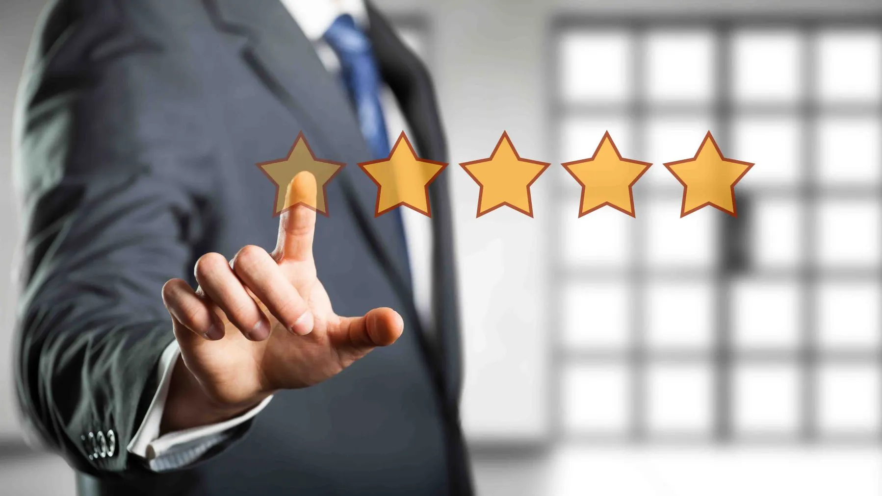 Geschäftsmann wählt 5 Sterne auf Touchscreen aus