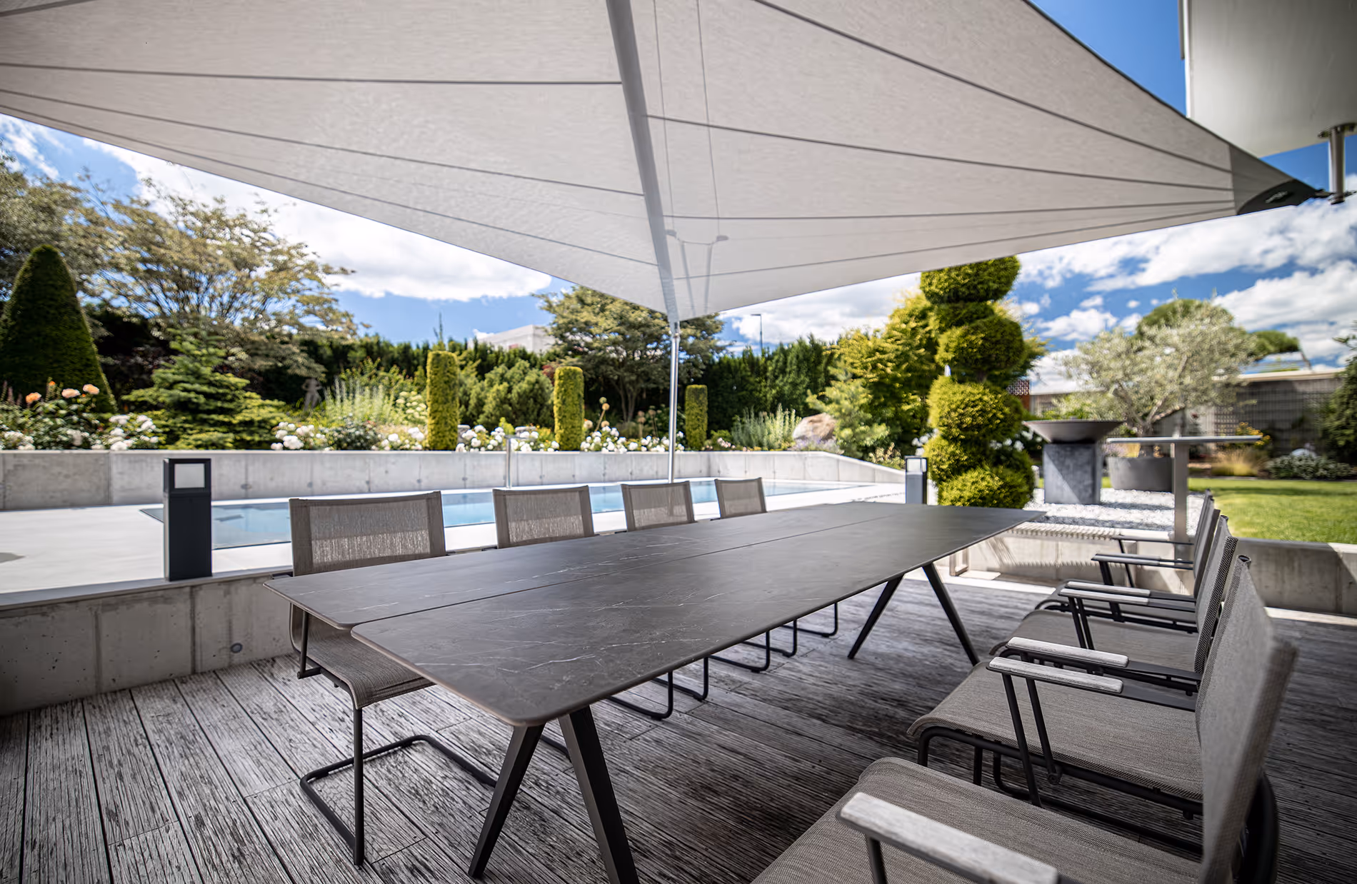 Generous shade provided by the SunSquare sun sail, which also offers reliable rain protection.