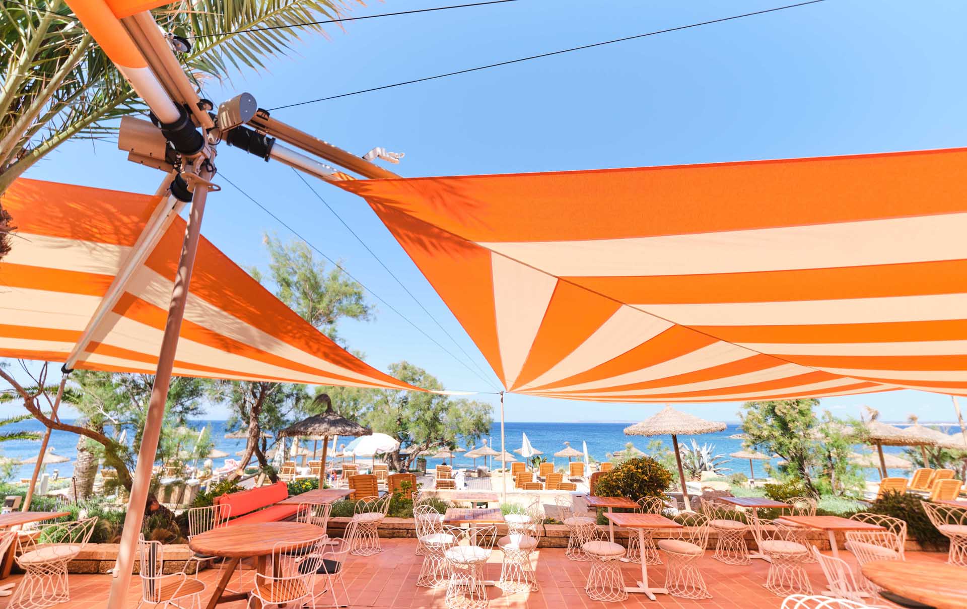 Großflächige Sonnensegel mit 43 m², 44 m² und 73 m² Fläche bieten effektiven UV-Schutz und luftige Atmosphäre.