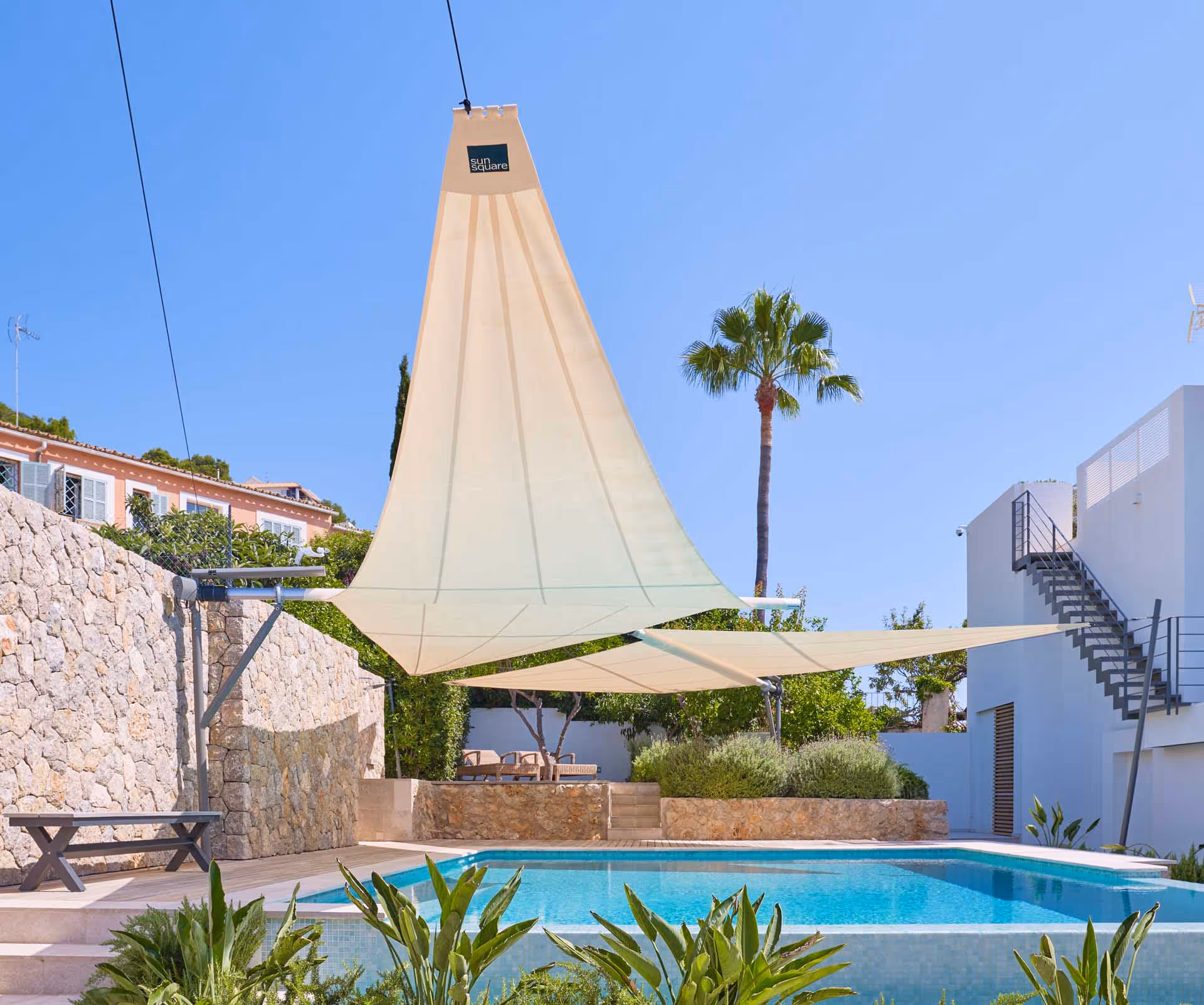 Elegant SQK Cantilever Sail A wave of fabric floats freely above the pool, creating a striking visual statement. The elegant SQK cantilever sail provides stylish UV protection and generous shade—without the need for a fourth attachment point. A perfect blend of form and function, it enhances the poolside experience while maintaining a clean, open aesthetic.