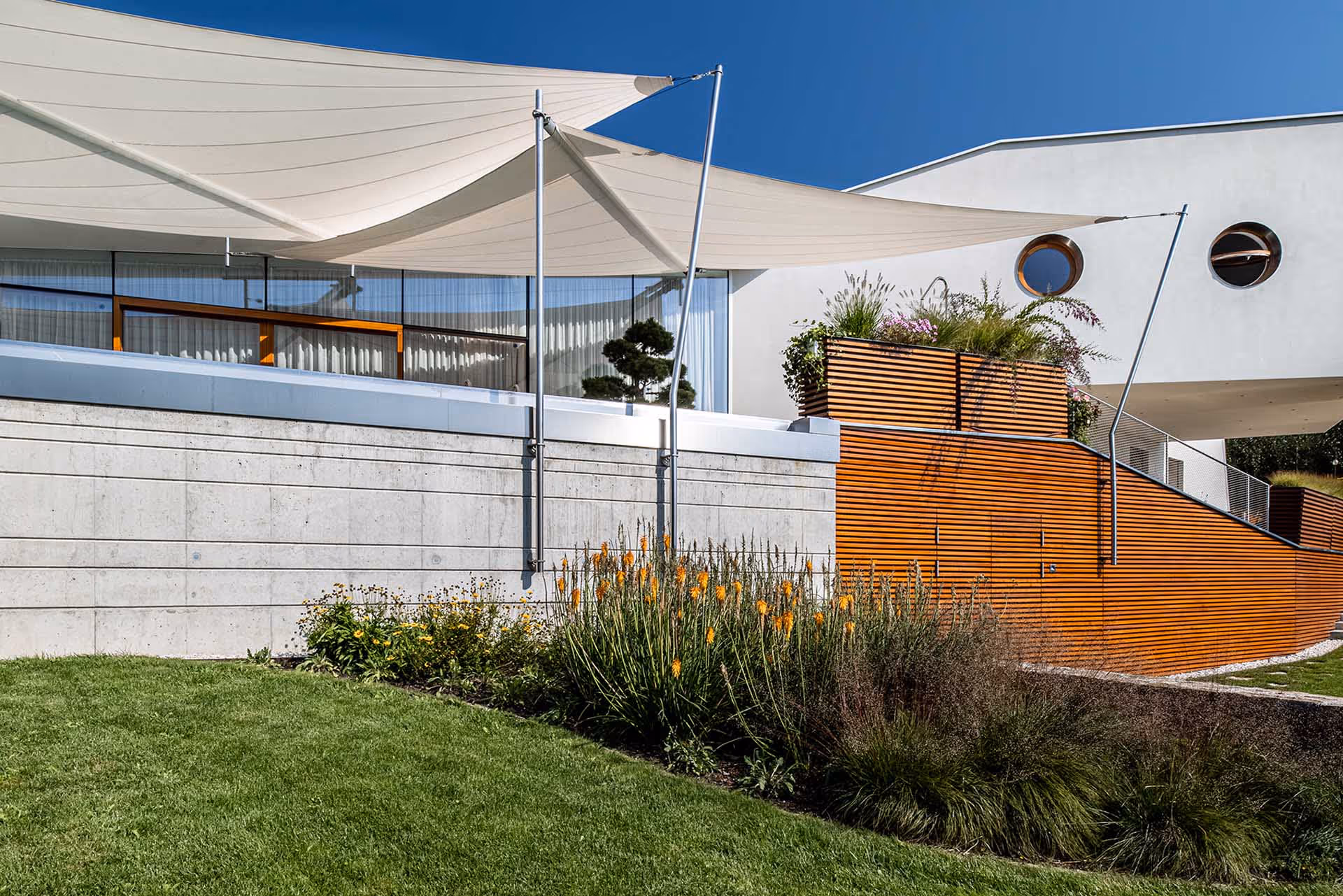 SunSquare Segel schützen Terrasse und Glasfronten vor direkter Sonneneinstrahlung.