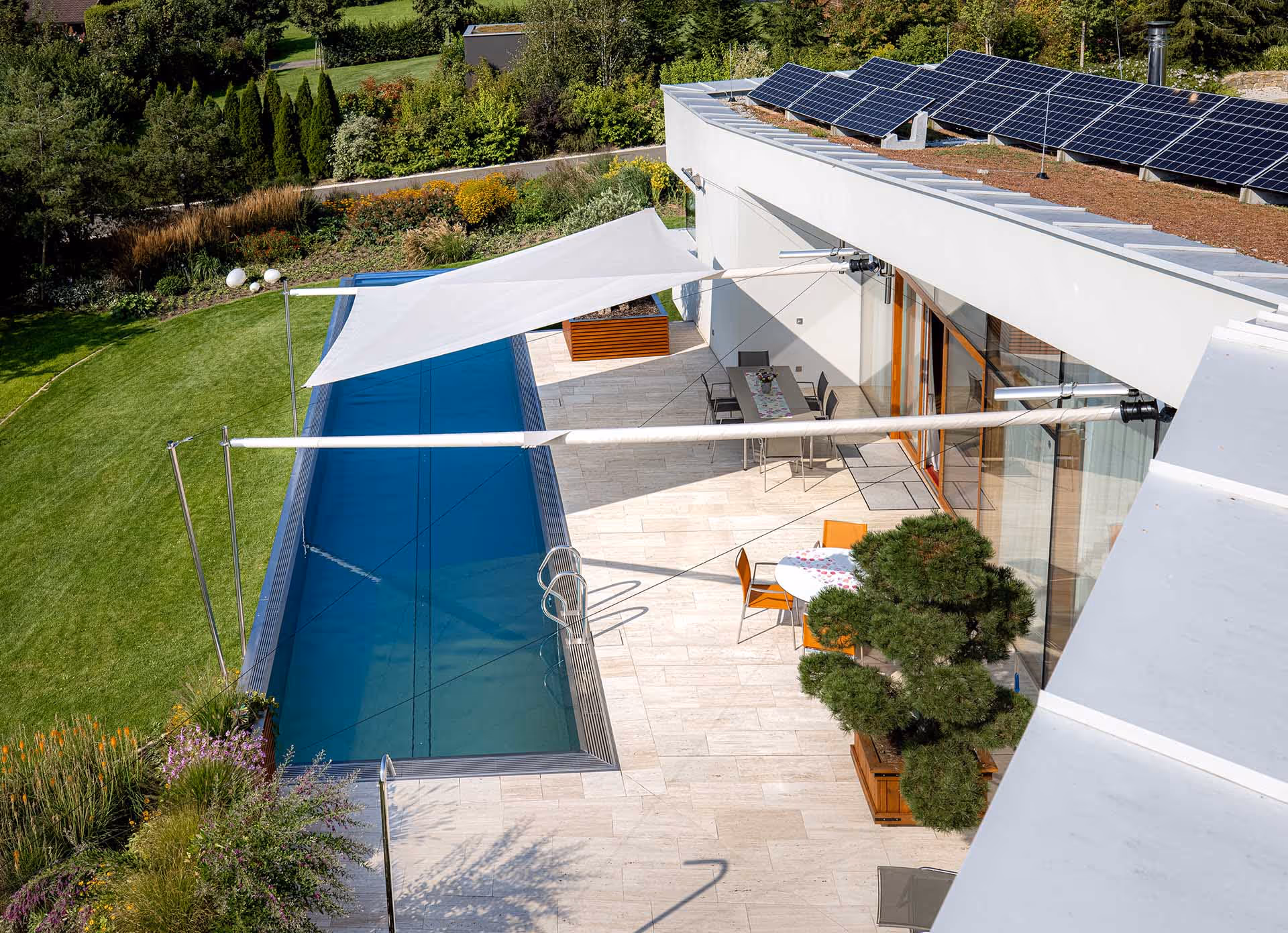 Die Segel lassen sich unabhängig voneiander steuern. Das eine Segel ist zu, das andere zu 50 % geöffnet. Stufenlos regulierbar.