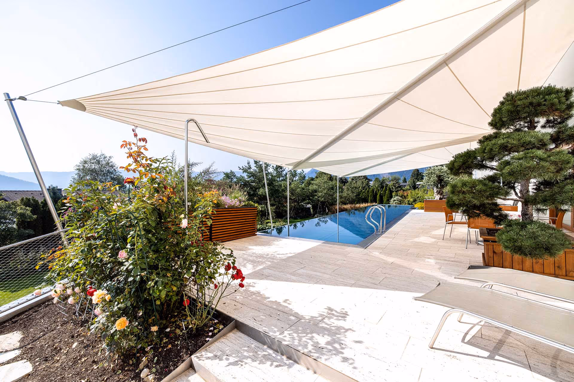 Großzügige Schattenfläche für den Außenbereich – textile Lösung mit hoher Wirkung.