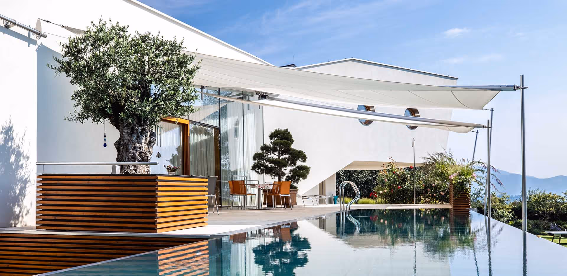 Infinity Pool mit SunSquare Beschattung – Komfort und Ästhetik vereint.