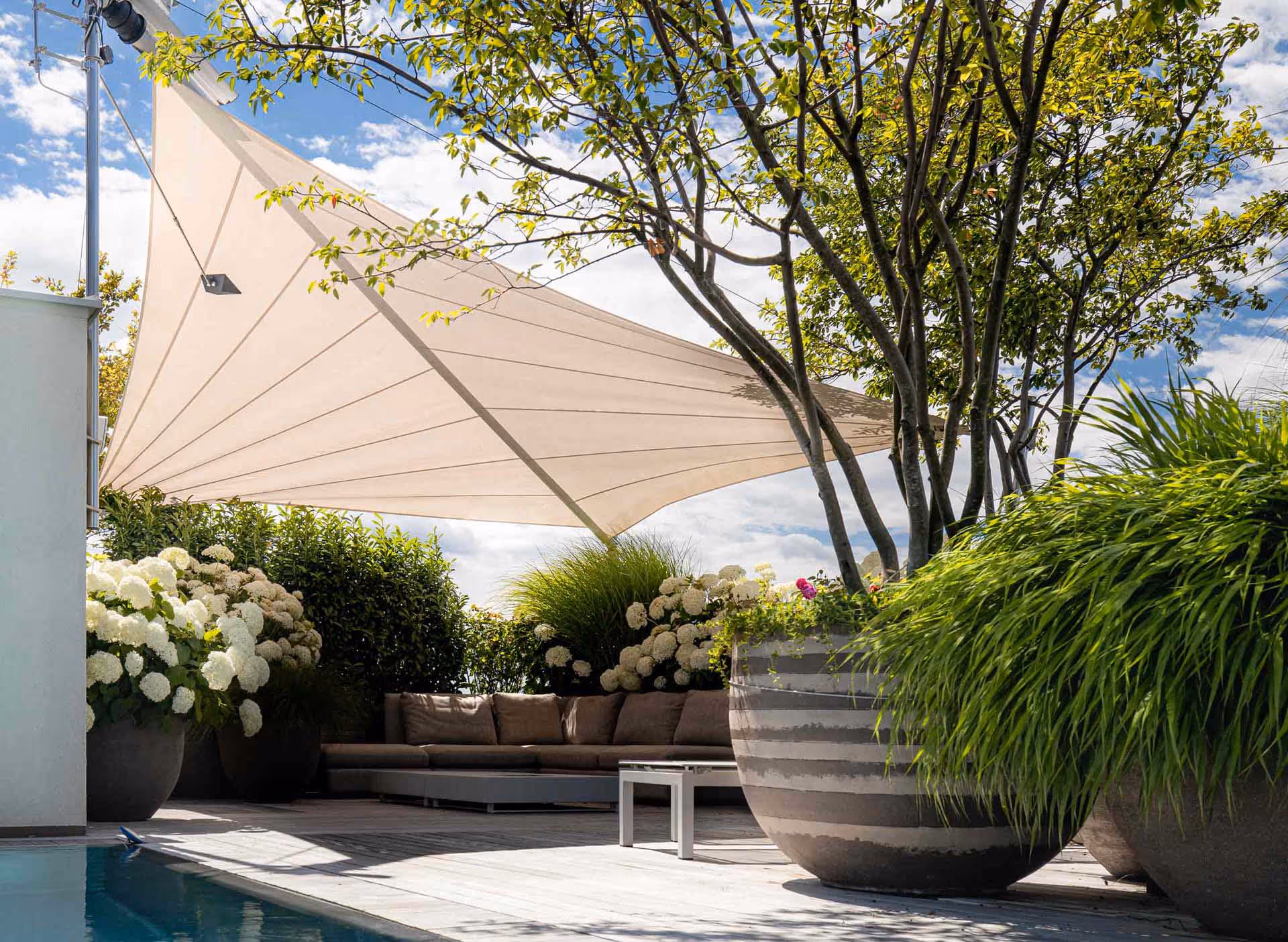Elegant sun protection for the roof garden