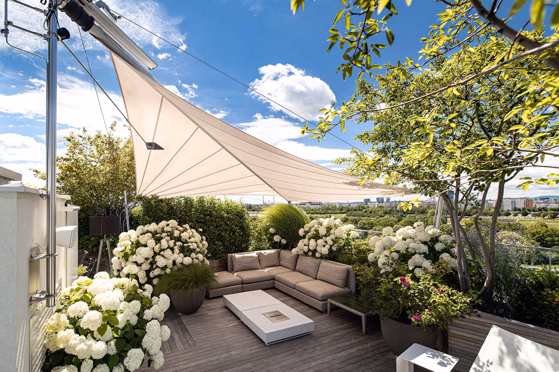 Hier darf auch eine SunSquare Leuchte nicht fehlen, die das Sonnensegel abend in eine Lichtquelle verwandelt.