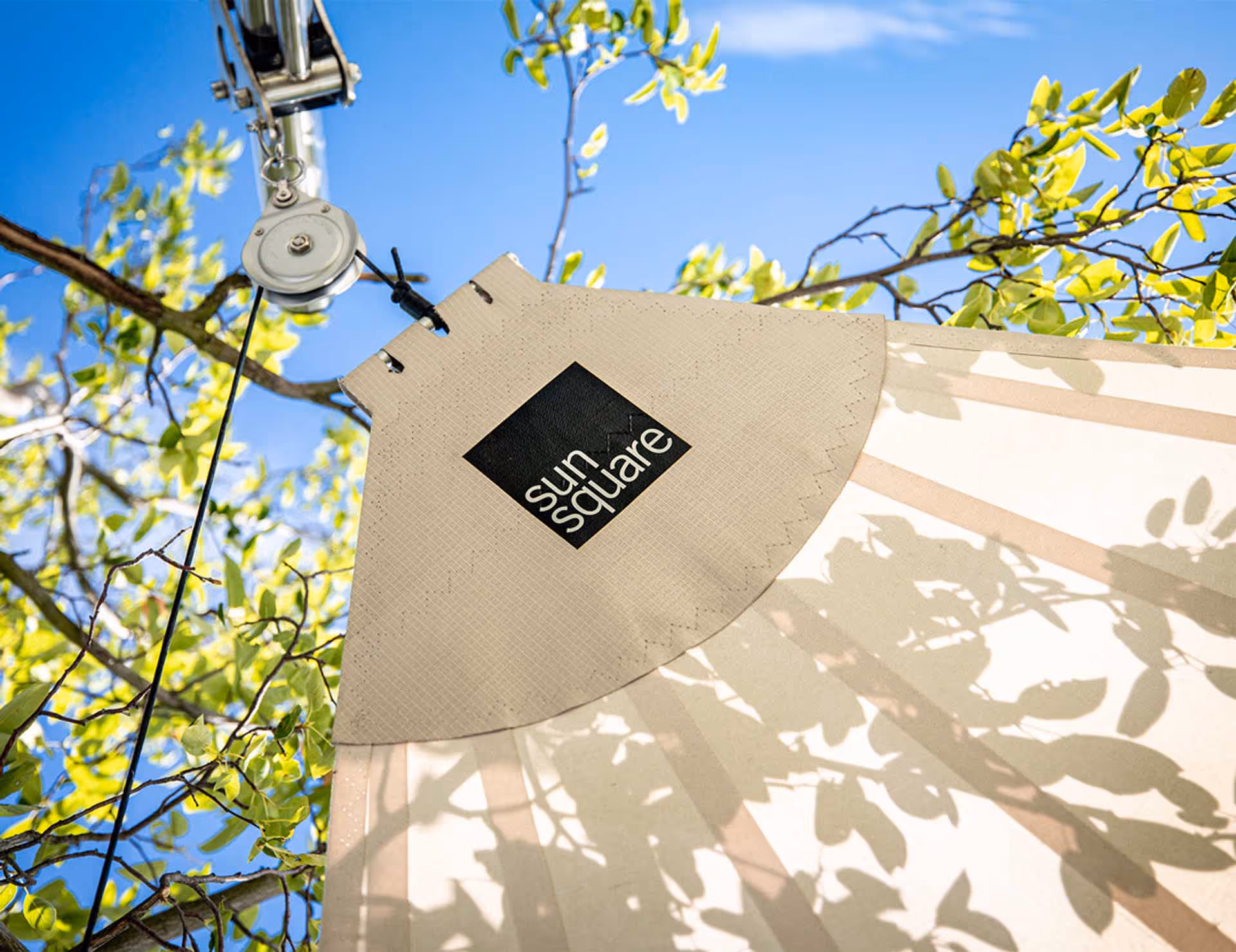 Detailaufnahme eines Segelendes mit dem SunSquare Logo.