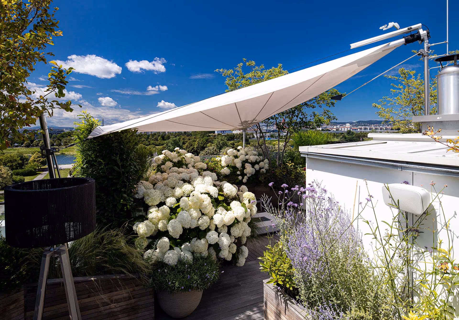 SunSquare Sonnensegel auf einer Dachterrasse in Wien.