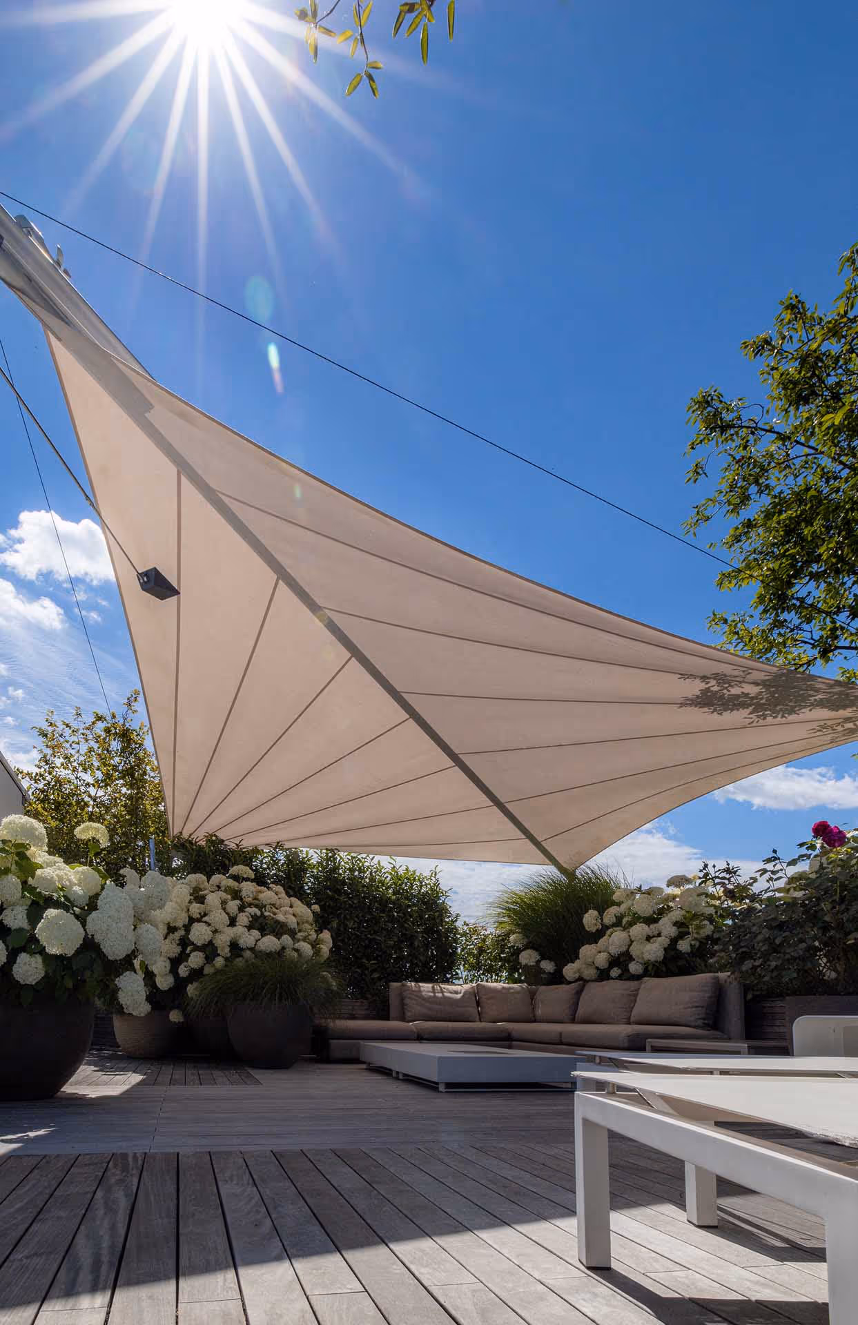 SunSquare Segel, Dachgartenparadies und die Sonne strahlen um die Wette. Unter dem Segel hat die Sonne das Nachsehen :)