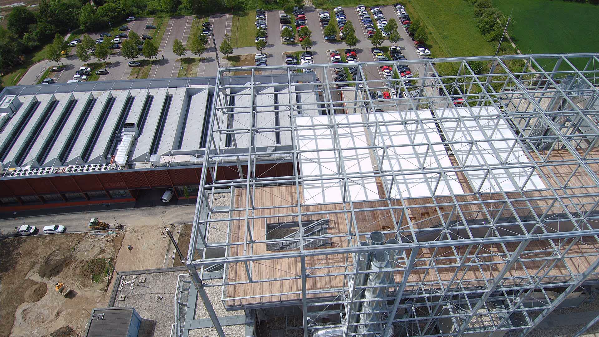Atemberaubende Höhe - die Dachterrasse der JKU Linz wurde mit drei SunSquare Sonnensegeln ausgestattet.