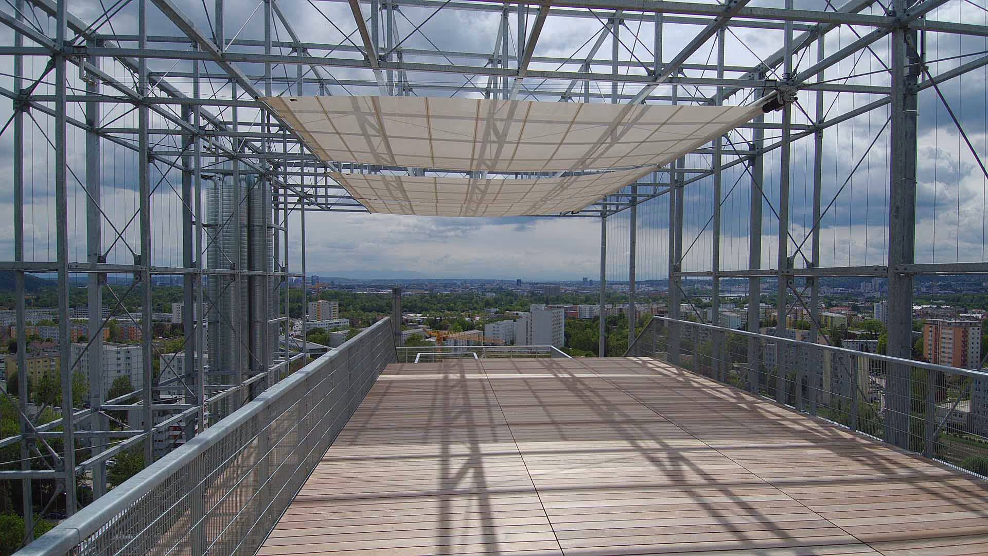 Hoch über den Dächern des Campus der Johannes-Kepler-Universität Linz bietet die spektakuläre Panoramaplattform „Somnium“ nicht nur einen einzigartigen Ausblick, sondern nun auch effektiven Sonnenschutz mit drei maßgeschneiderte SunSquare AX-I Anlagen.
