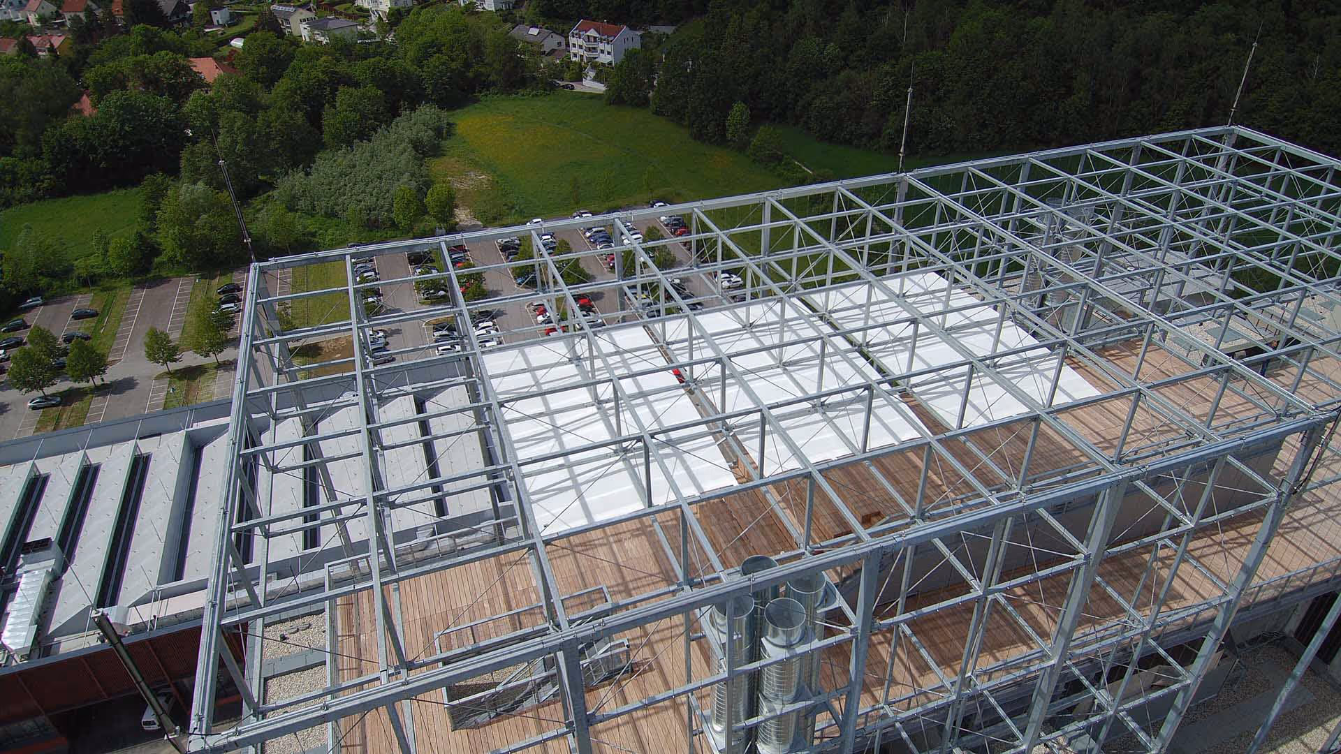 Eine Luftaufnahme zeigt die drei, in der Metallkonstruktion verankerten Segel.