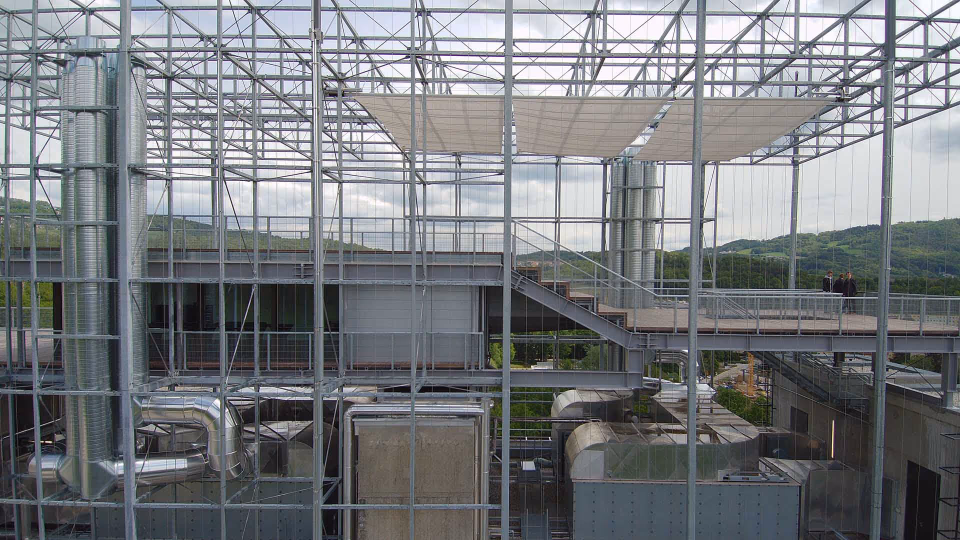 Hoch über den Dächern des Campus der Johannes-Kepler-Universität Linz bietet die spektakuläre Panoramaplattform „Somnium“ nicht nur einen einzigartigen Ausblick, sondern nun auch effektiven Sonnenschutz mit drei maßgeschneiderte SunSquare AX-I Anlagen.