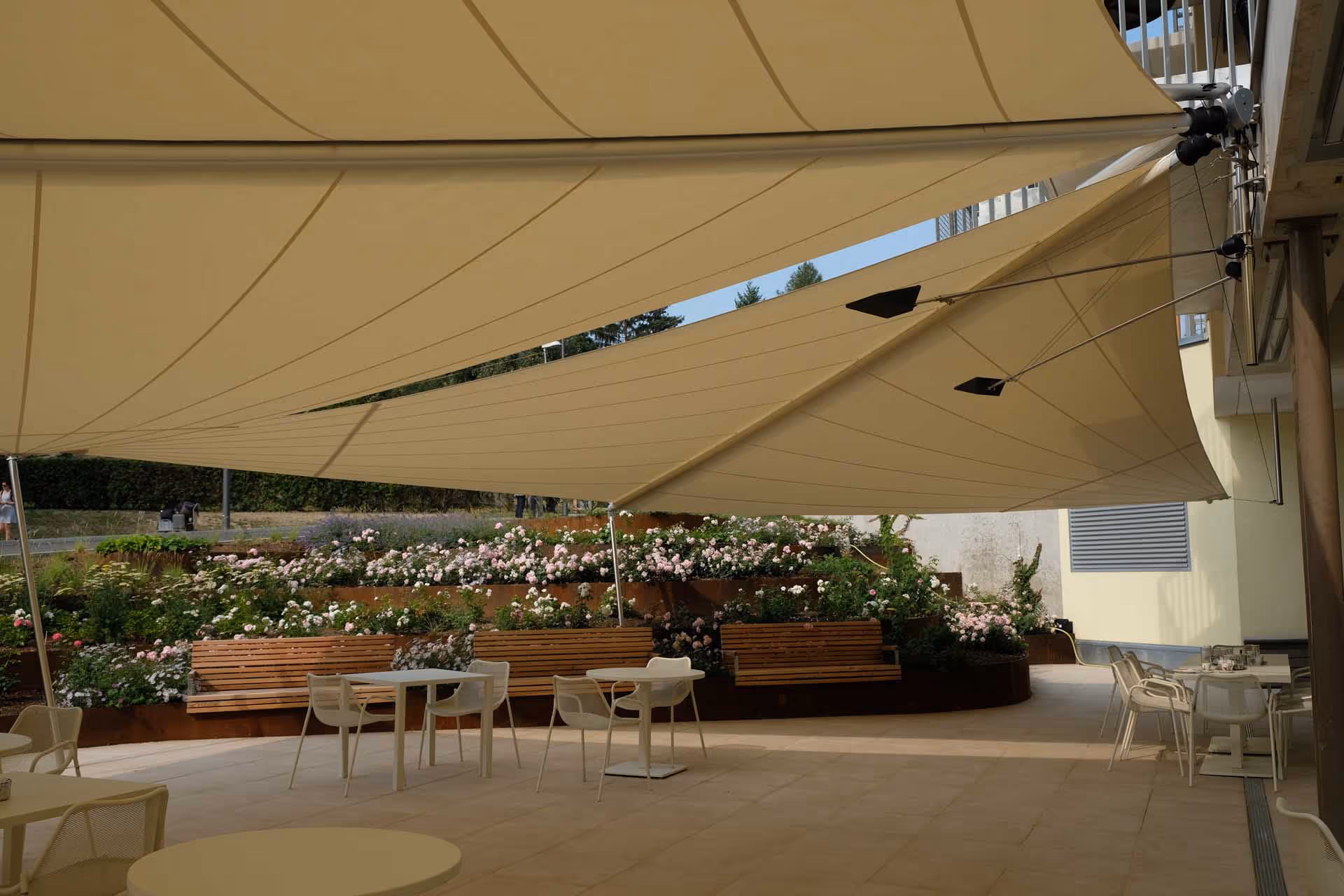 The outdoor area of the café at the Barmherzige Brüder retirement home was equipped with two high-quality SunSquare SQK-I awnings to functionally and aesthetically upgrade the terrace area. 