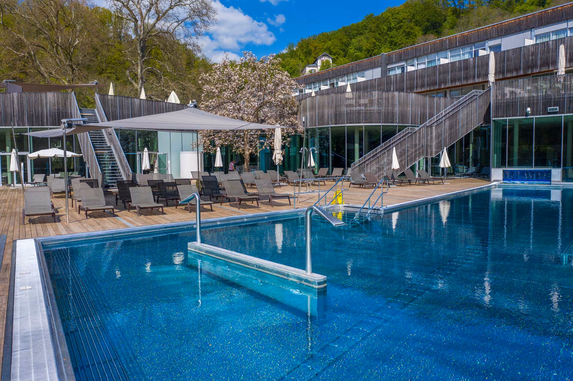 Das Kurhaus Bad Gleichenberg verwöhnt seine Gäste mit SunSquare Sonnensegeln im Außenbereich.