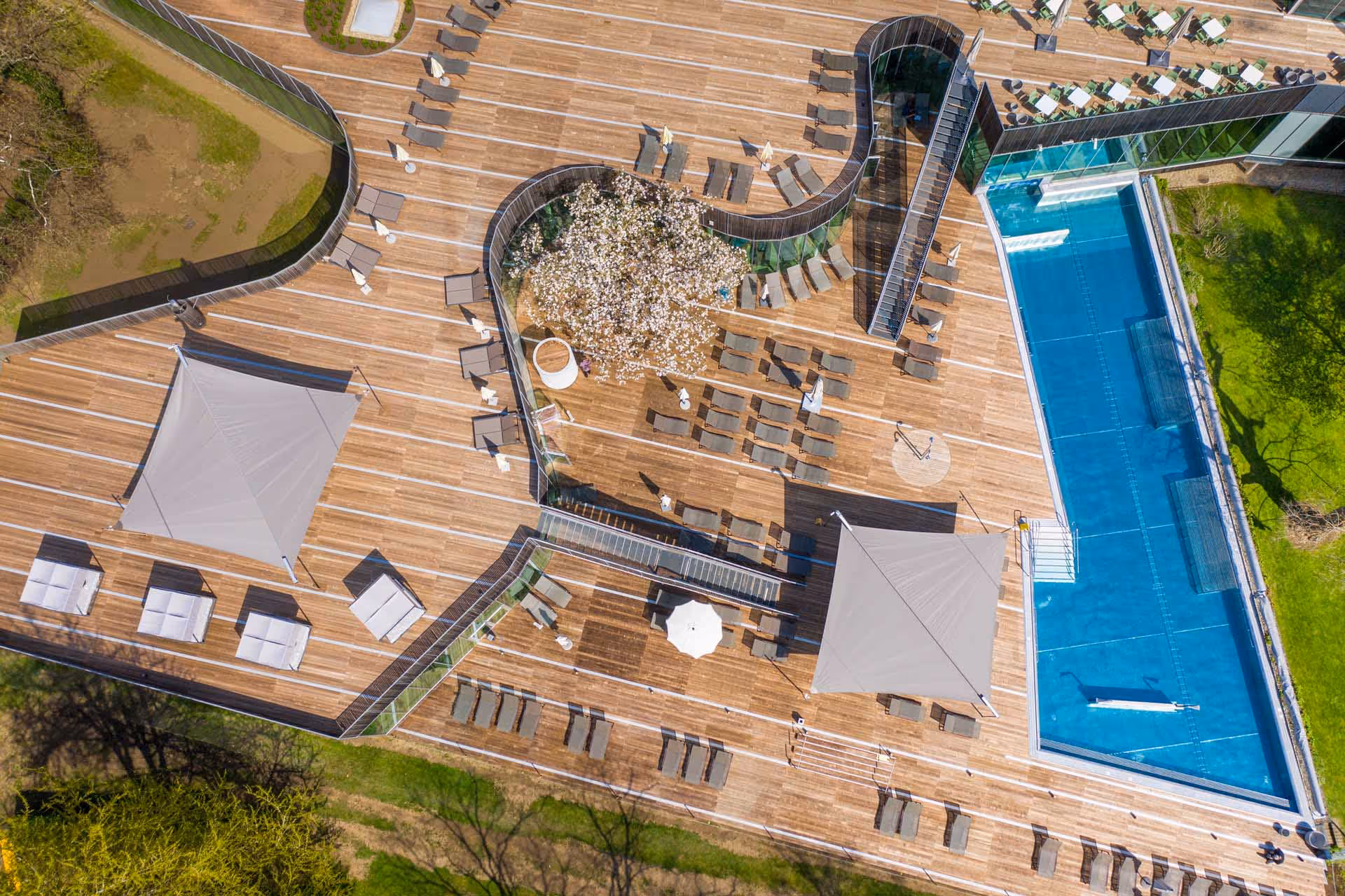 Ab in die Therme - das Kurhaus Bad Gleichberg zählt auf SunSquare Sonnensegel.