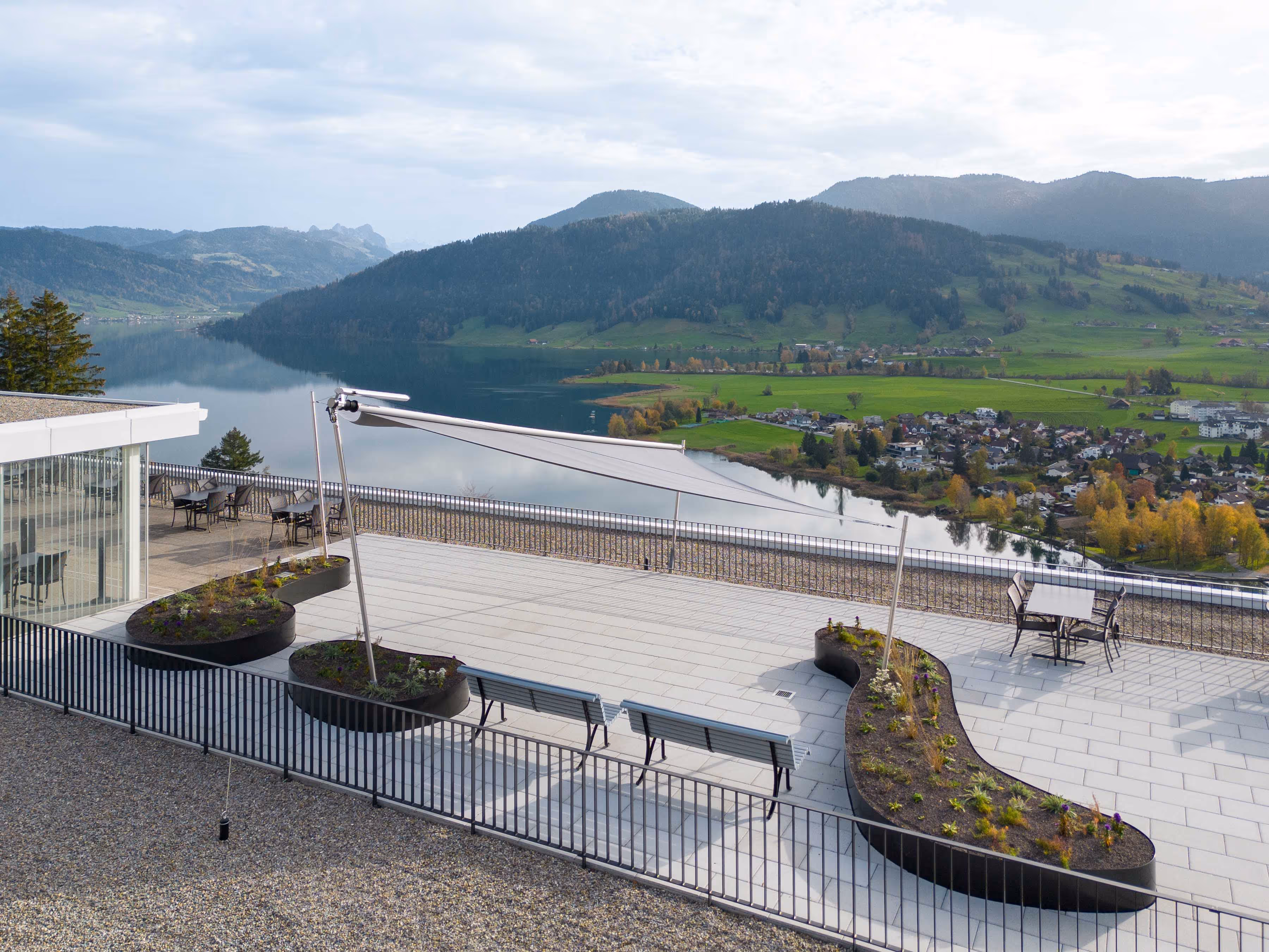 Automatisch Sonnensegel - von Guggenberger GmbH für die Pflegeeinrichtung Adelheid in der Schweiz.