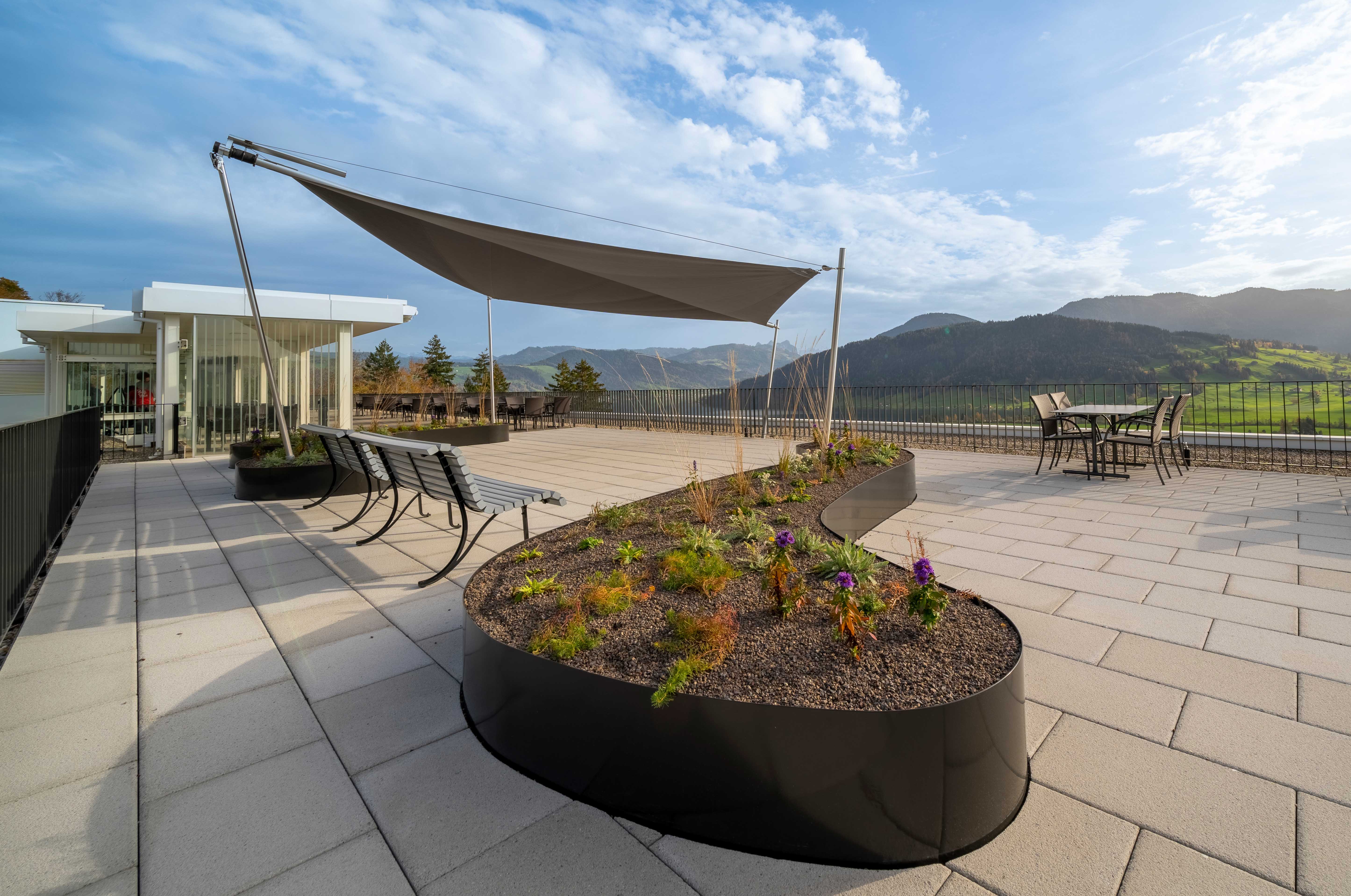 Damit man im Freien auch bei viel Sonne oder Regen den Kopf frei bekommen kann - verweilen unter dem Segel ist bei Sonne oder Regen möglich.