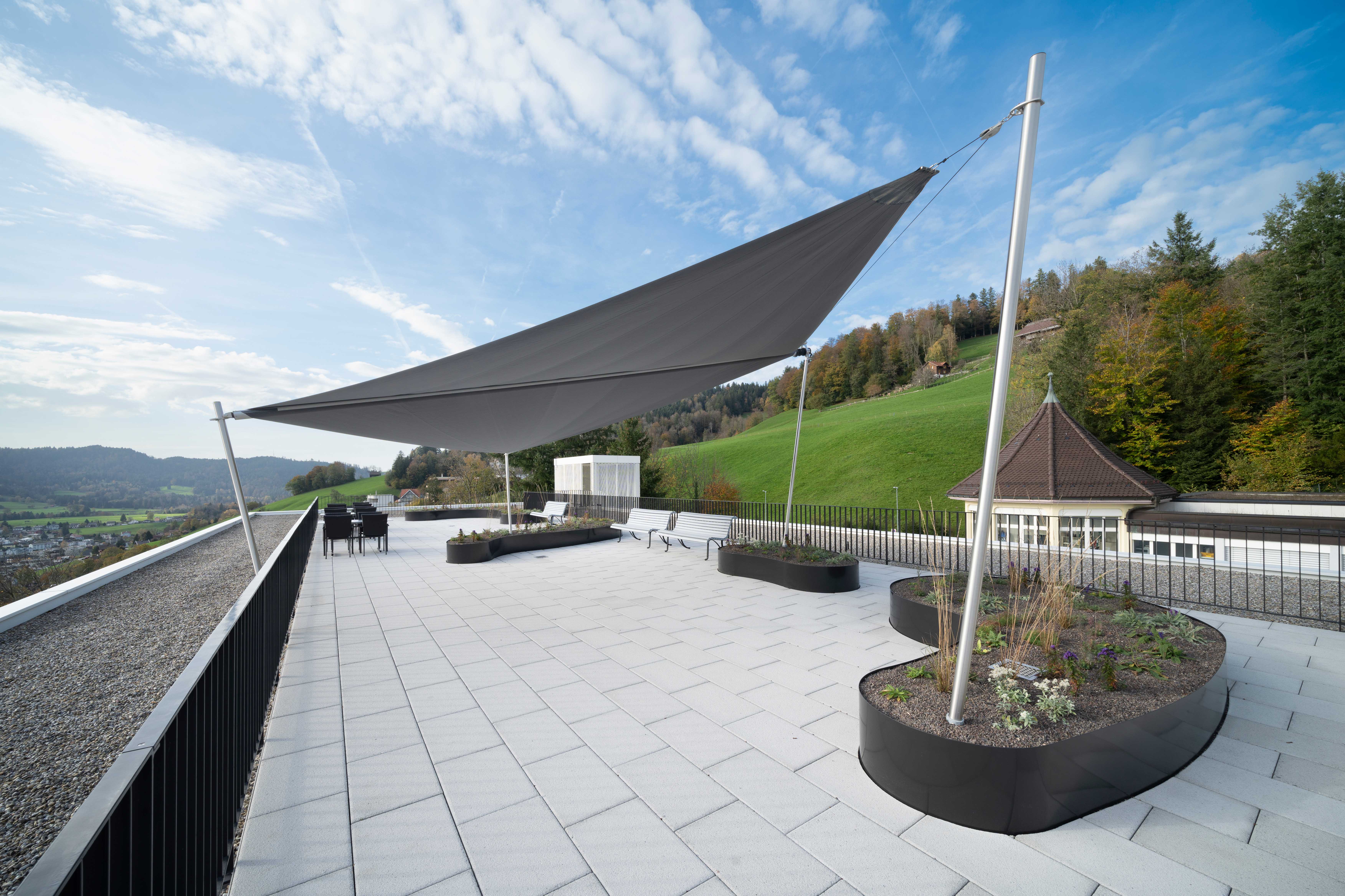 Unaufdringlich aber so wirkungsvoll - die Dachterrasse ist ohne Segel im Sommer kaum nutzbar.