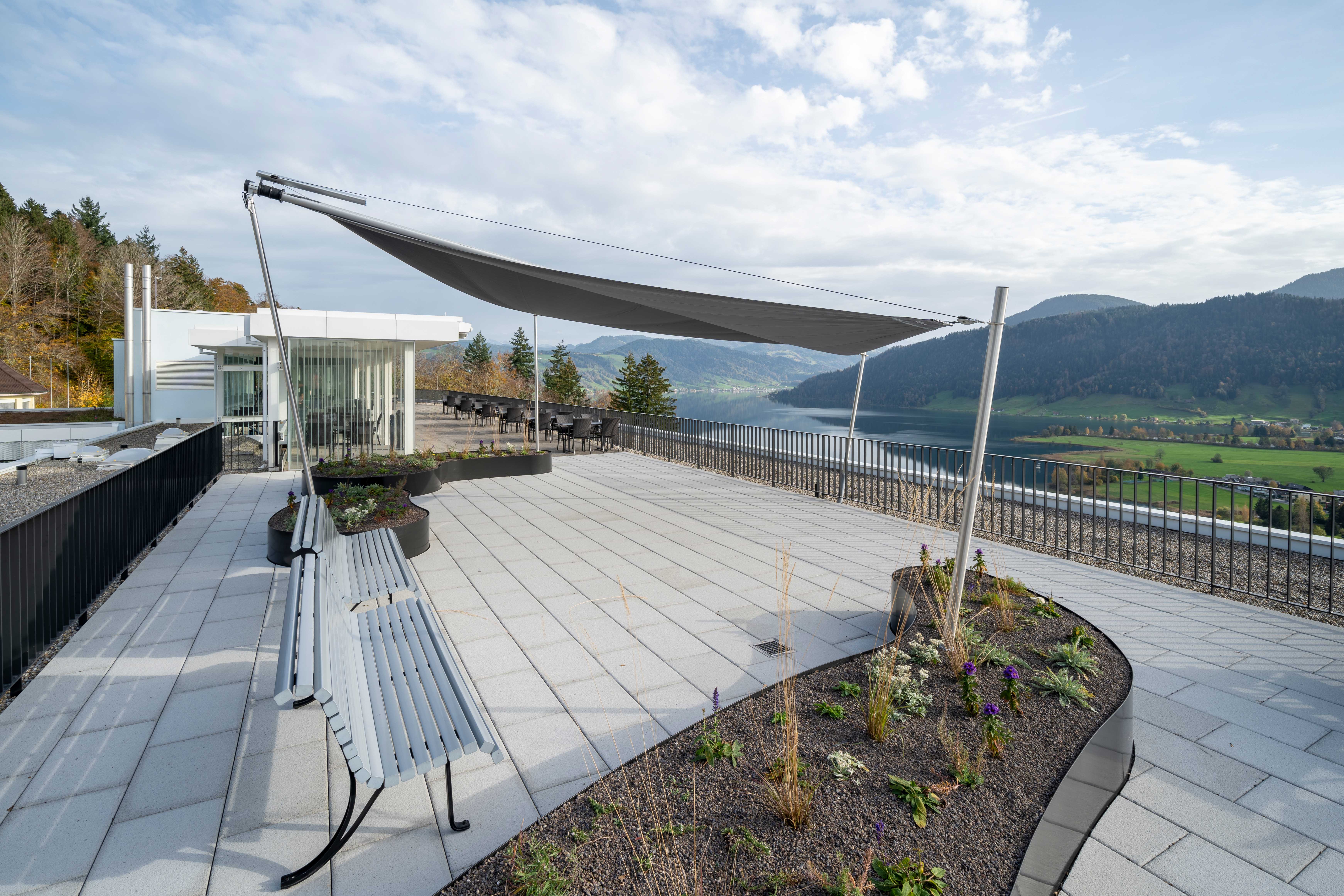 Die Seitenansicht zeigt, wie unauffällig so ein SunSquare Segel sein kann.