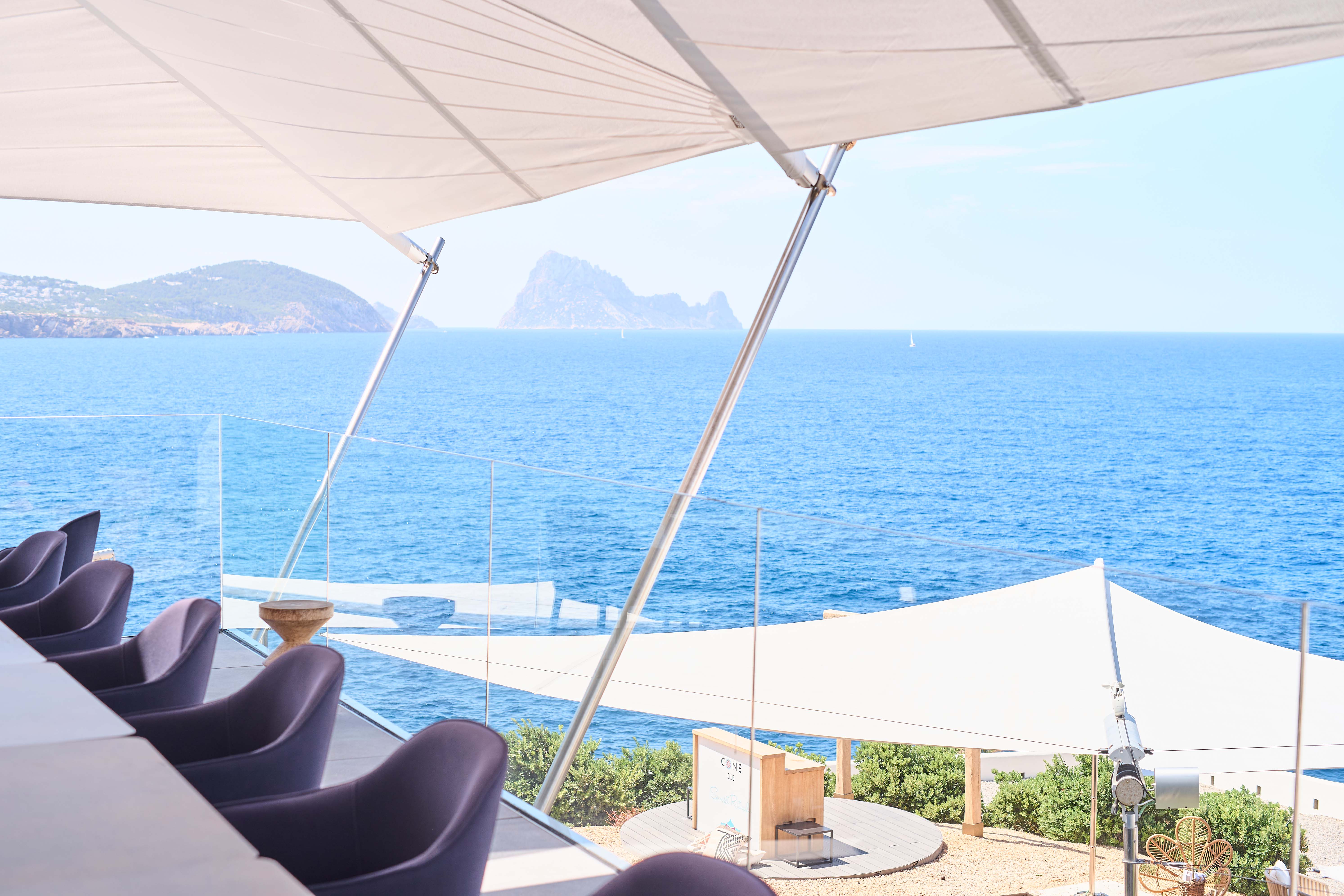 Ibizas Sonne mit Sonnenschutz von SunSquare - ohne den Blick auf das weiter Meer einzuschränken.