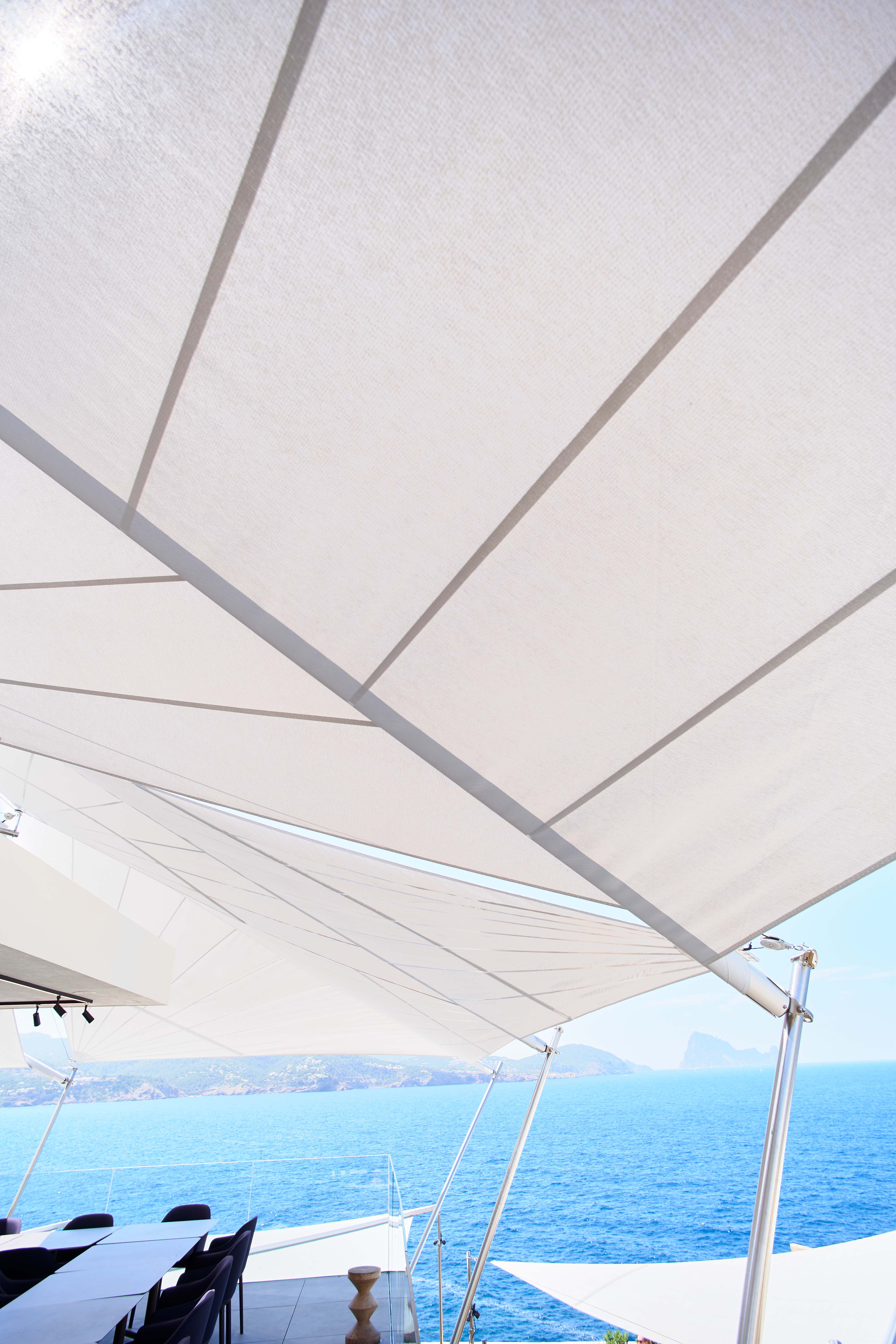 Detailaufnahme eines Strahlensegels im 7Pines Resort Ibiza.