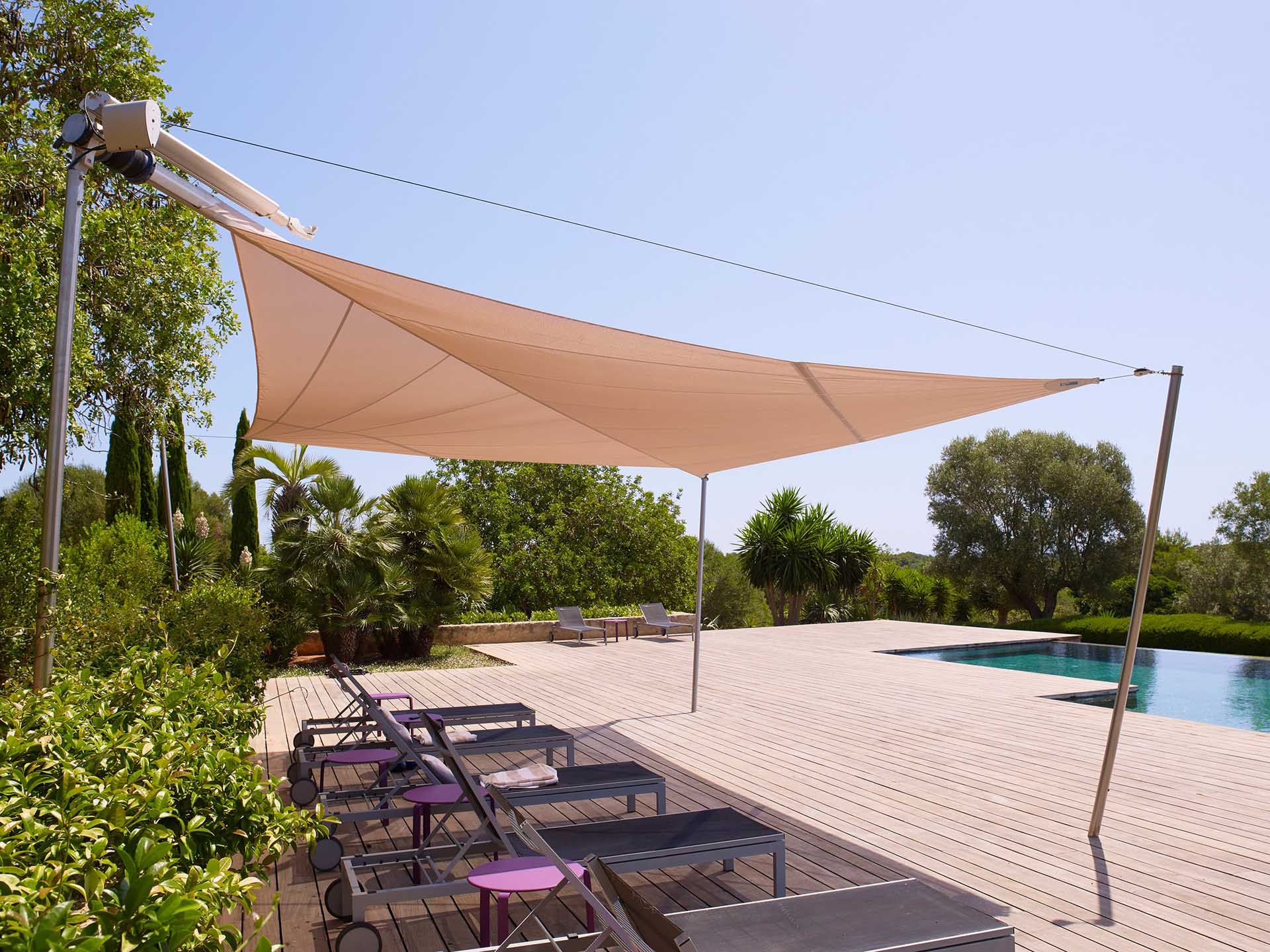 Hier möchte man sich auf der Stelle ausruhen und die Seele baumeln lassen - Liegebereich unter dem SunSquare Segel neben dem Pool.