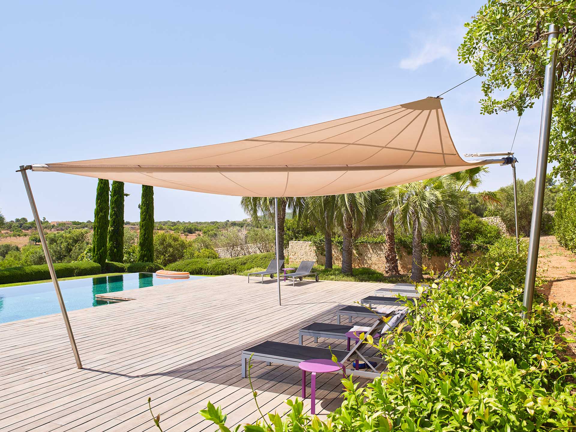 Sonnensegel und Pool in sommerlicher Stimmung auf Mallorca. Urlaubsträume werden wahr.