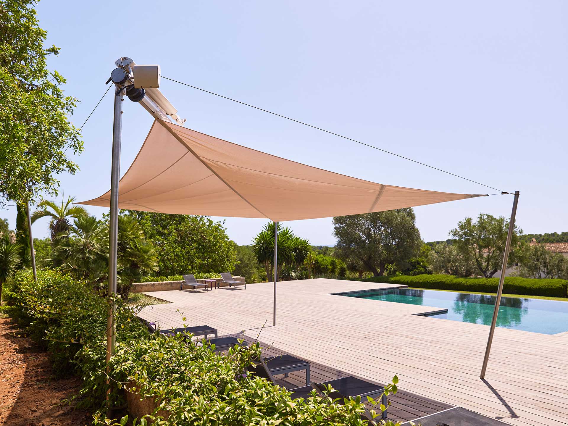 Vier Bodenstützen wurden für dieses Projekt als Befestigungspunkte gewählt - eine freistehende Anlage.