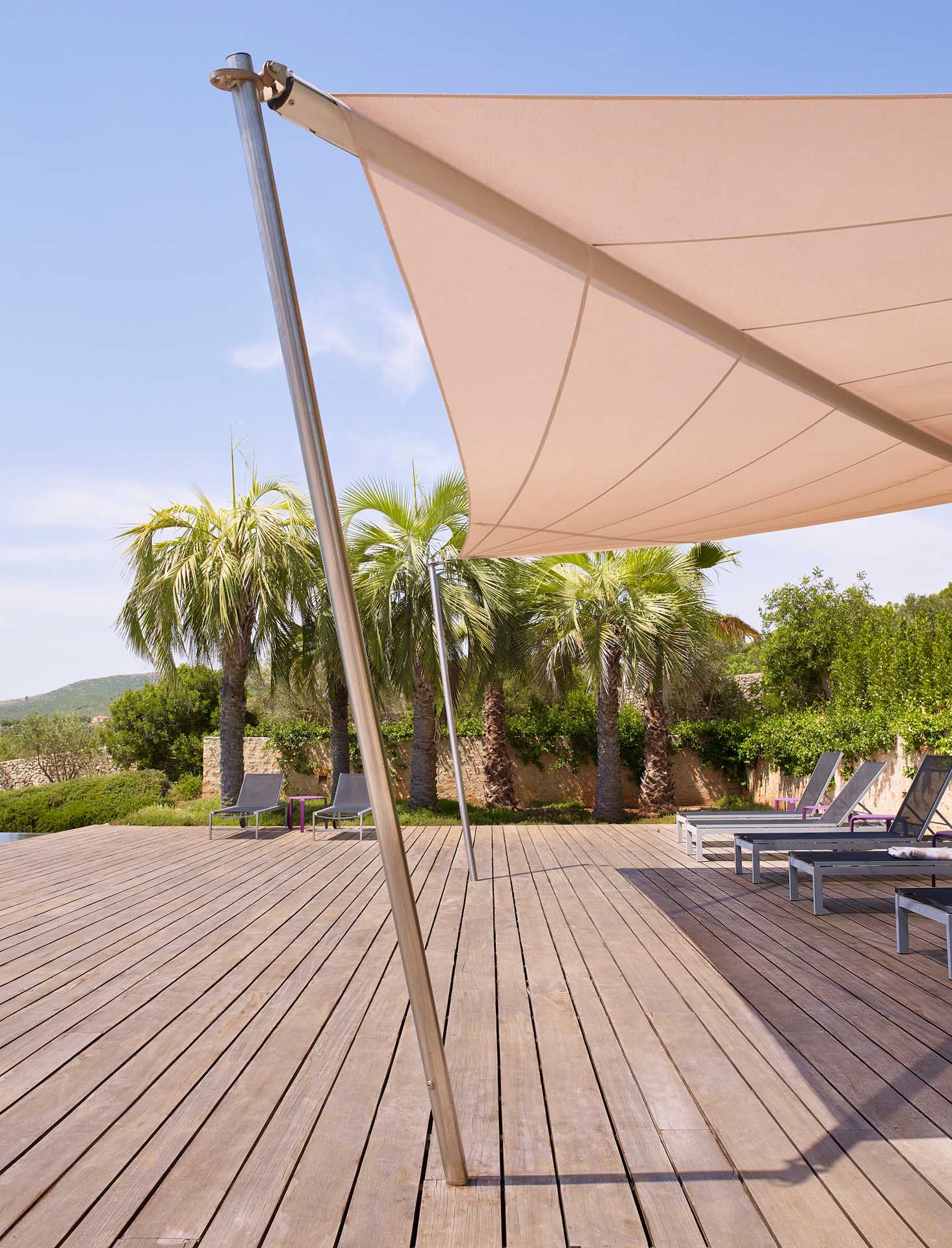 Nach 10 Jahren wurde das Segeltuch getauscht, die Anlage sieht aus wie neu. Alles läuft ohne Probleme.