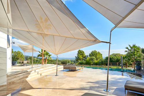 Sonnensegel auf Mallorca müssen nicht immer wasserabweisend sein, daher die Wahl eines Materials mit Lochanteil - so ist ein Blick durch das Segel möglich.