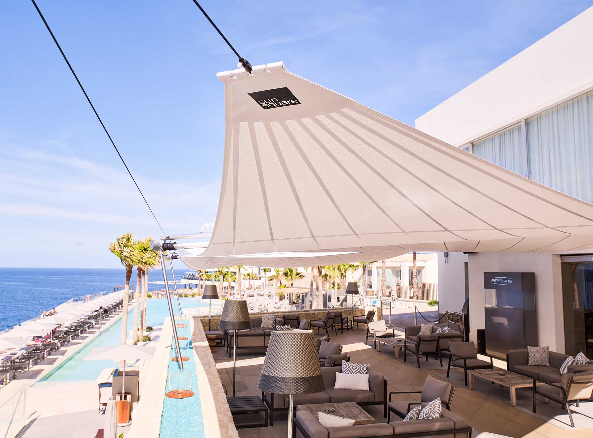 Wenn eine Pergola nicht die richtige Wahl ist, kann ein Sonnensegel durch die dezente Aufmachung der Architektur mehr Raum geben.