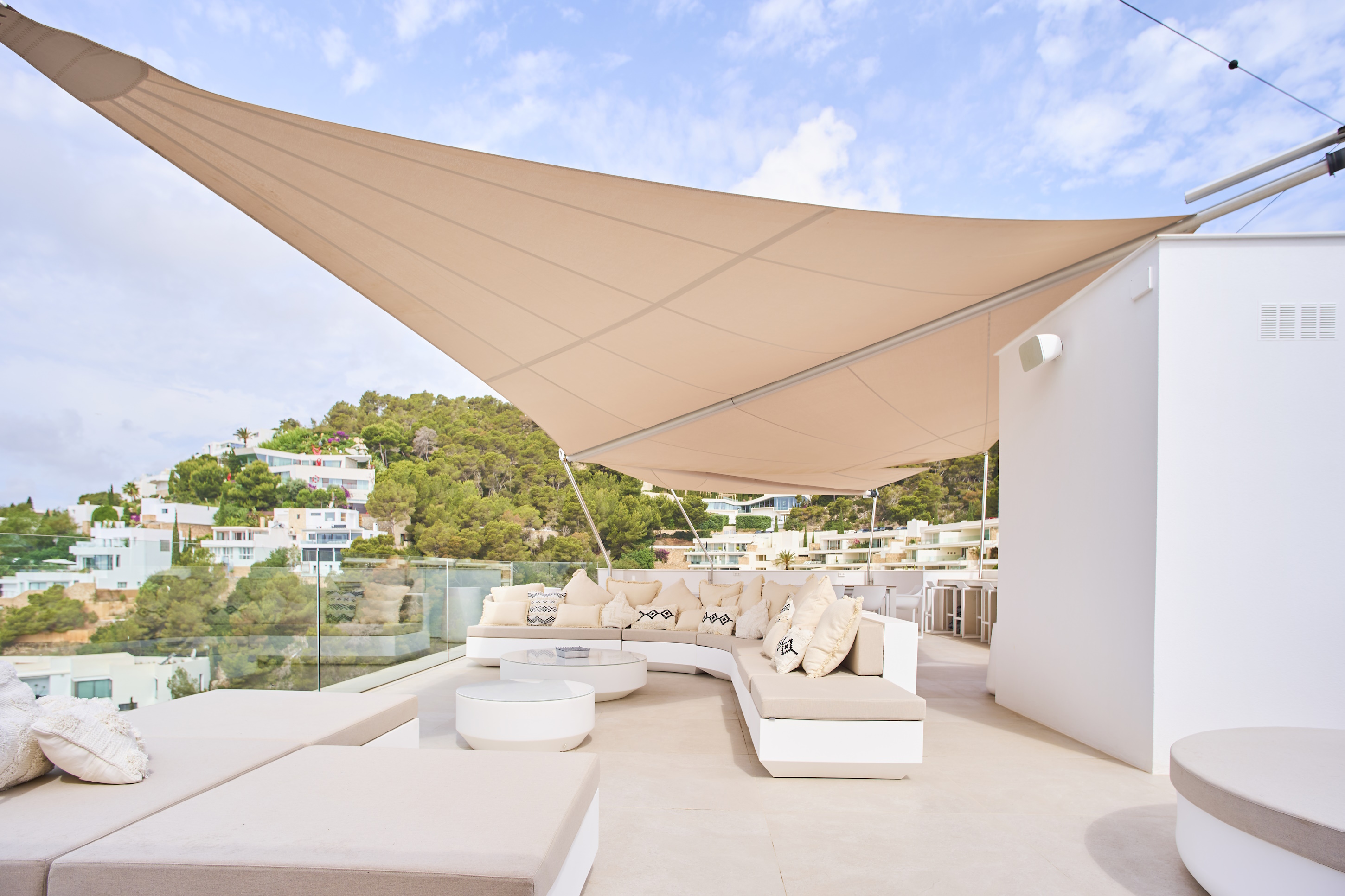 SunSquare Sonnensegel gefertigt aus dem Gewebe Soltis 92 - perfekt für heiße, mediterrane Regionen.