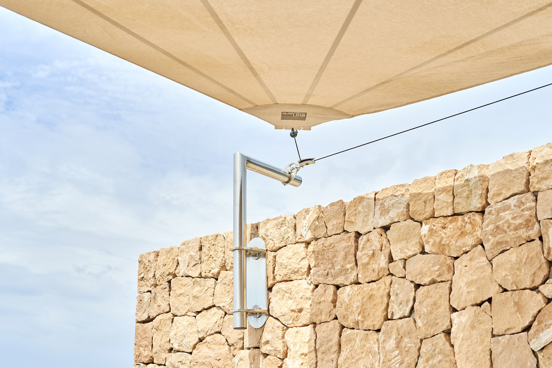 Drei SunSquare® Kompensator-Anlagen mit Knickstützen auf einer privaten Dachterrasse – stilvolle Beschattungslösung.