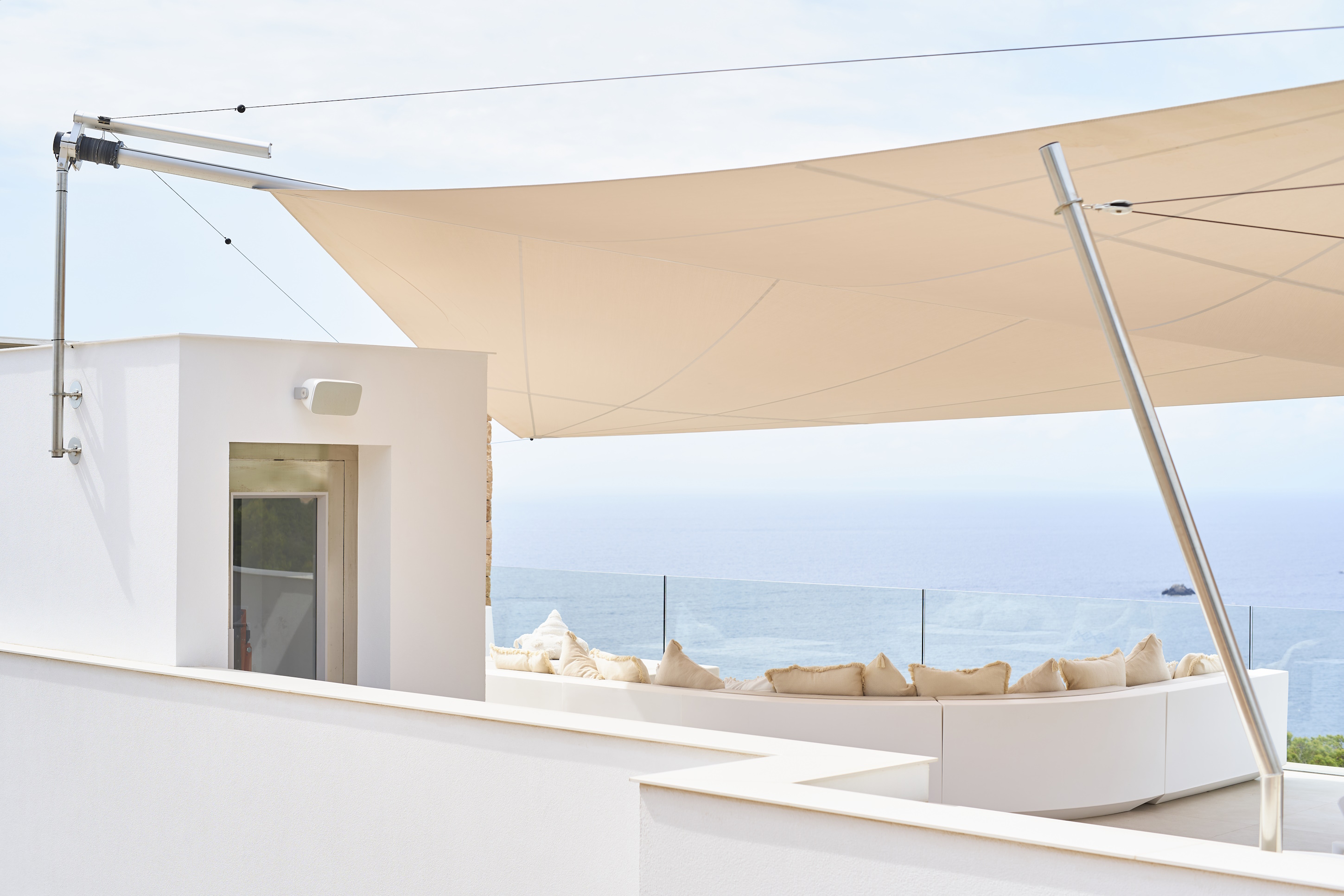 „Sonnensegel in Soltis 92 Beige auf moderner Dachterrasse – realisiert von Incompar Balear für ein exklusives Küstenprojekt.