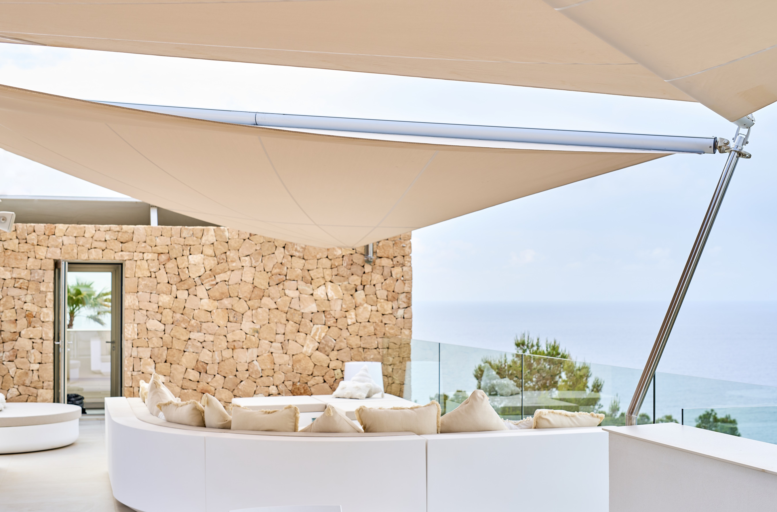 Outdoor Living auf höchstem Niveau – vier SunSquare® Anlagen auf einer Dachterrasse mit Blick auf die Küste.