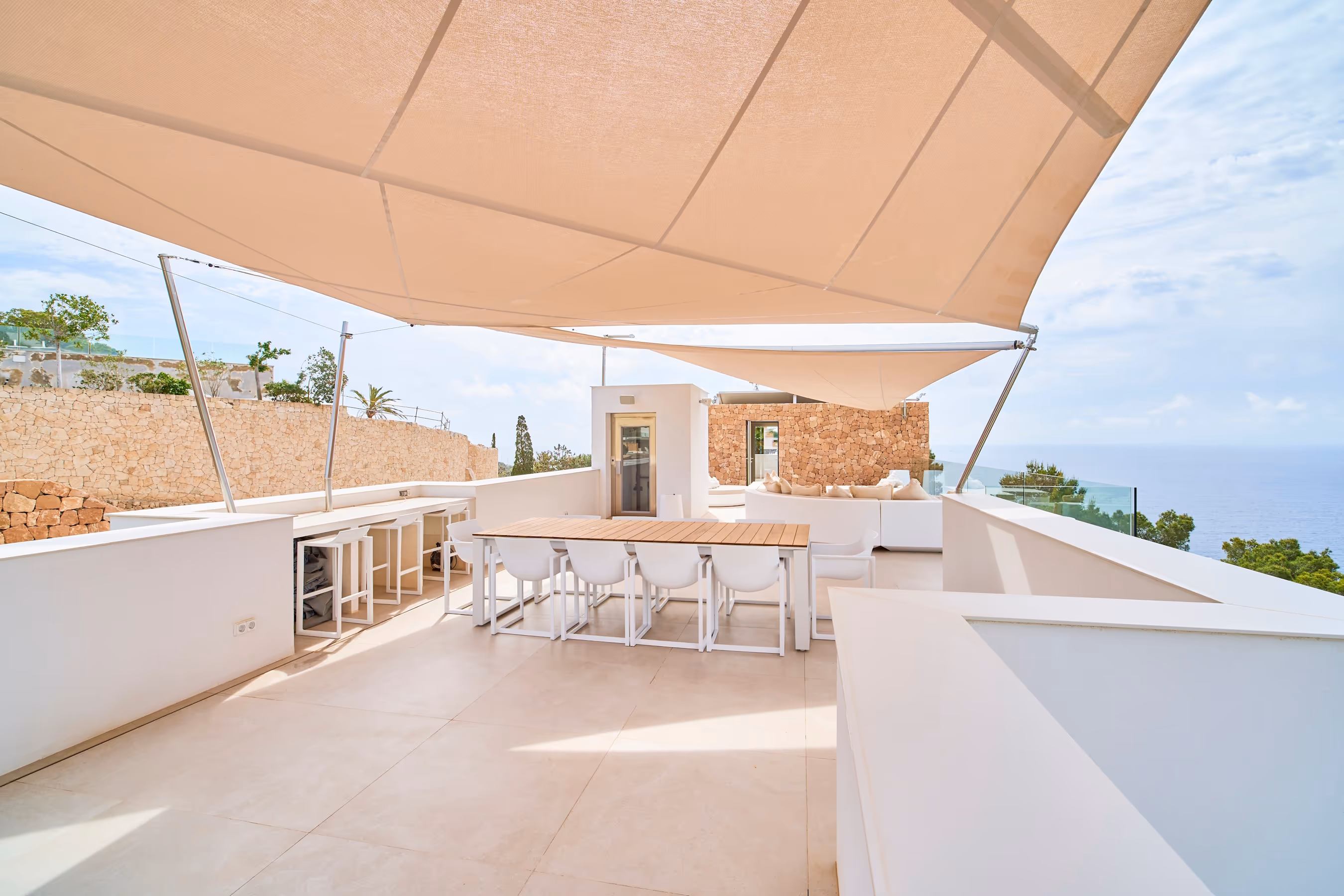 Outdoor Living auf höchstem Niveau – vier SunSquare® Anlagen auf einer Dachterrasse.