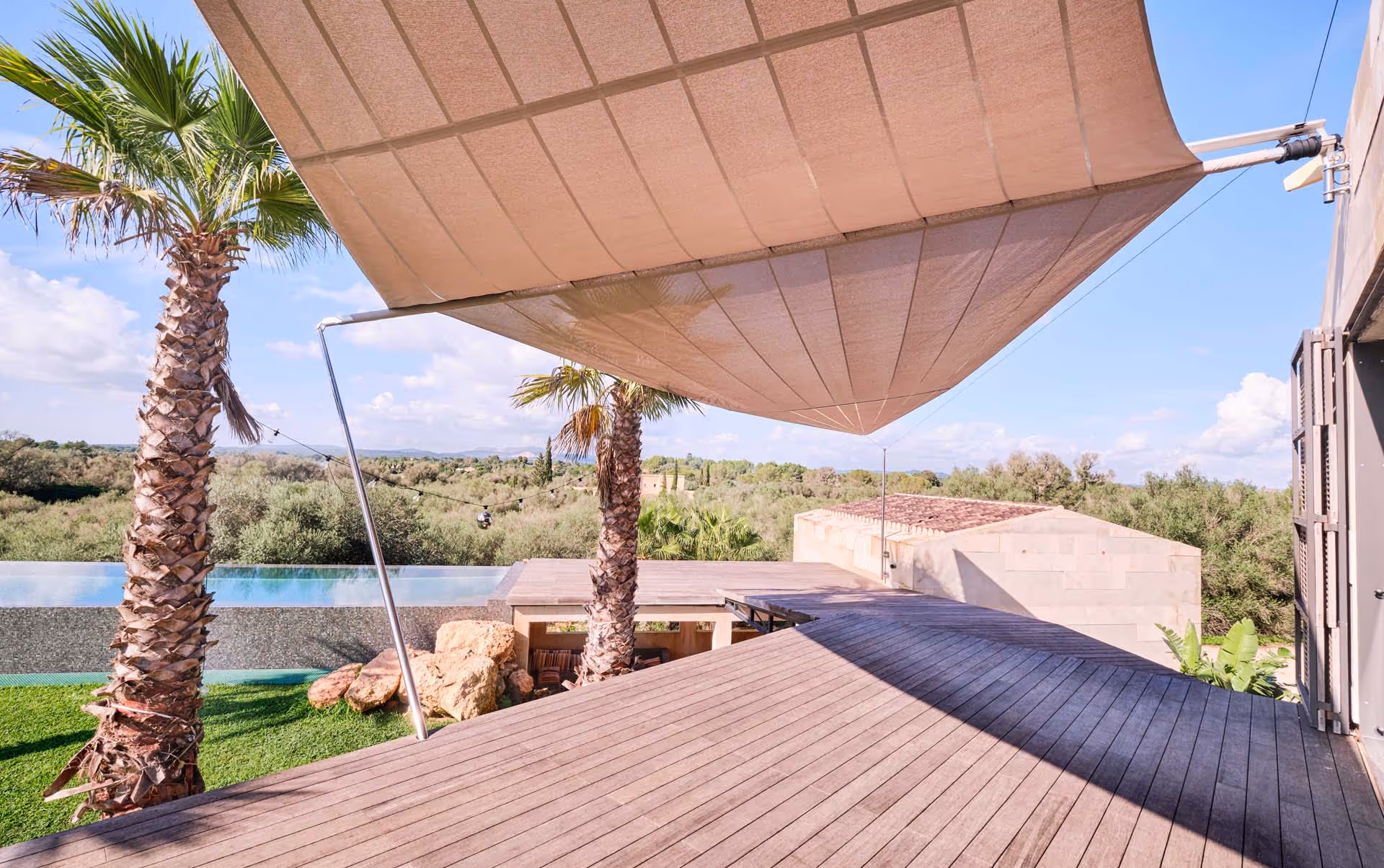 Das großzügige Holzdeck wird von dem SunSquare Segel gut vor direkter Sonneneinstrahlung geschützt.