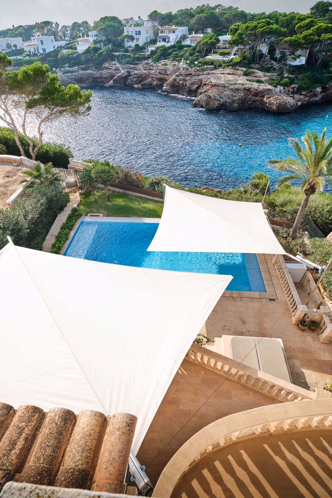 SunSquare Strahlensegel - zwei SQK-I Anlagen mit Segeltüchern aus Soltis 92 sorgen für Sonnenschutz zweier Terrassen auf Mallorca.