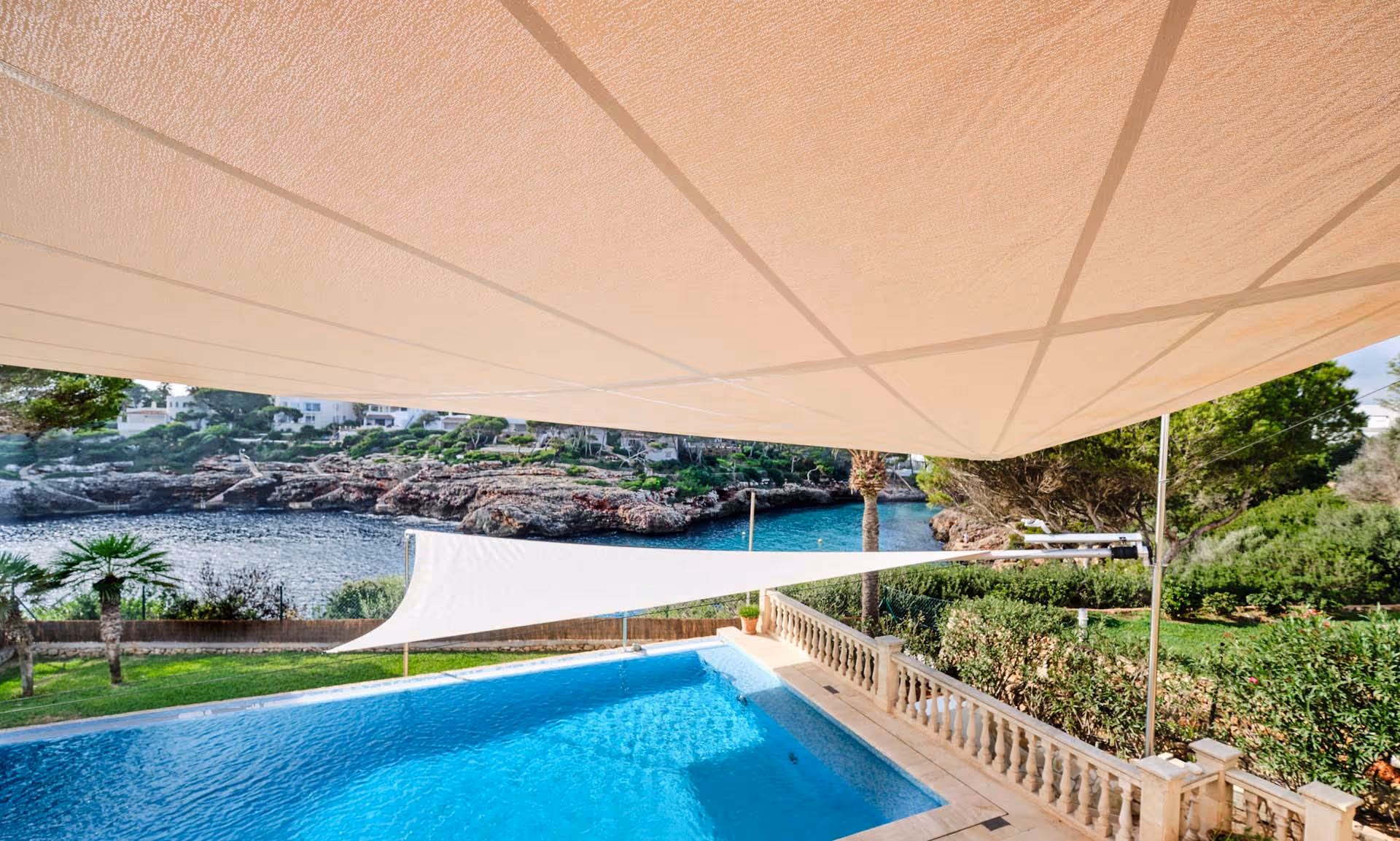 SunSquare Strahlensegel mit Präventivlatte für Poolbereich auf Mallorca.