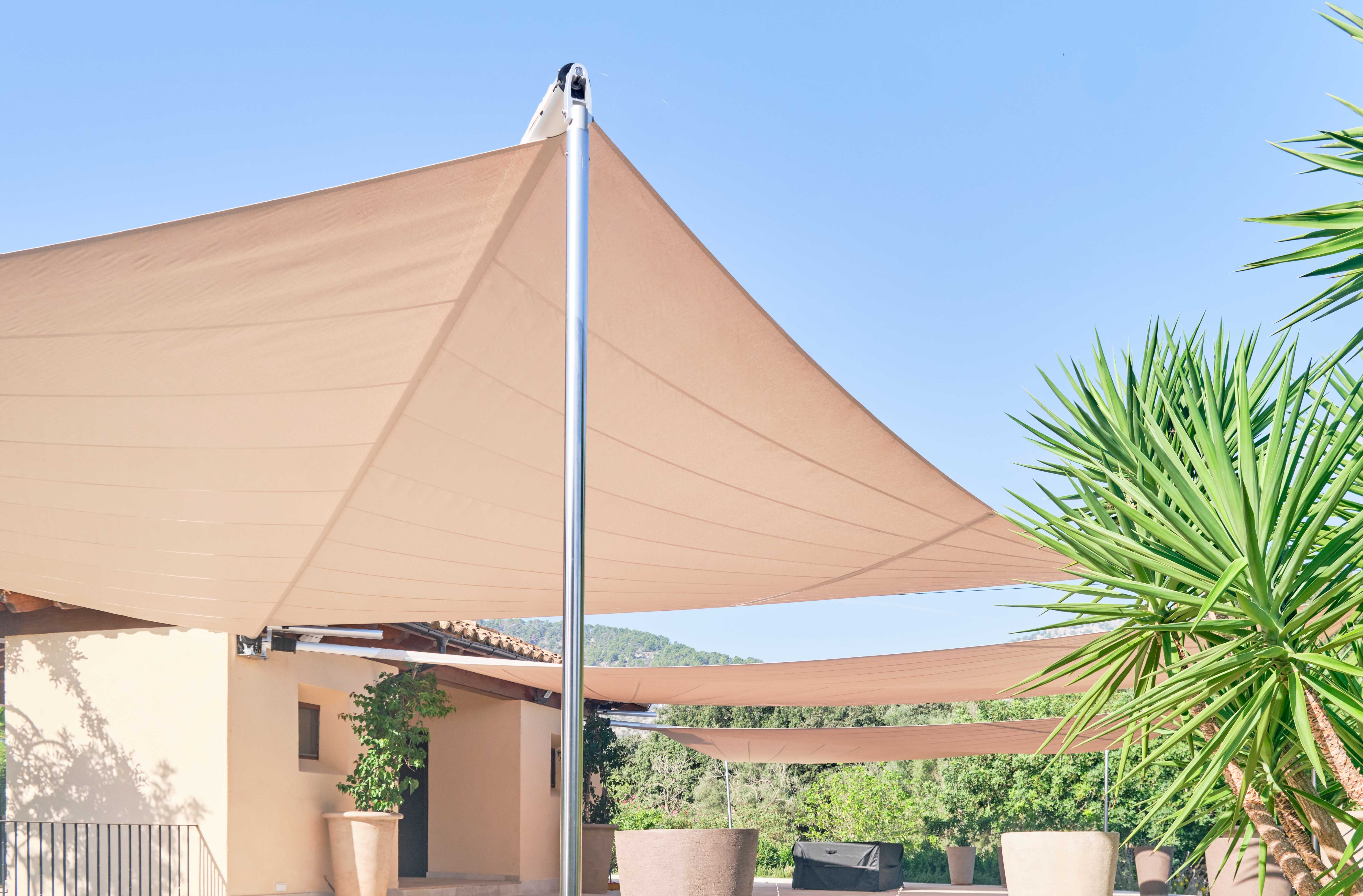 Drei SunSquare Segel verwandeln den Außenbereich in ein erweitertes Wohnzimmer.