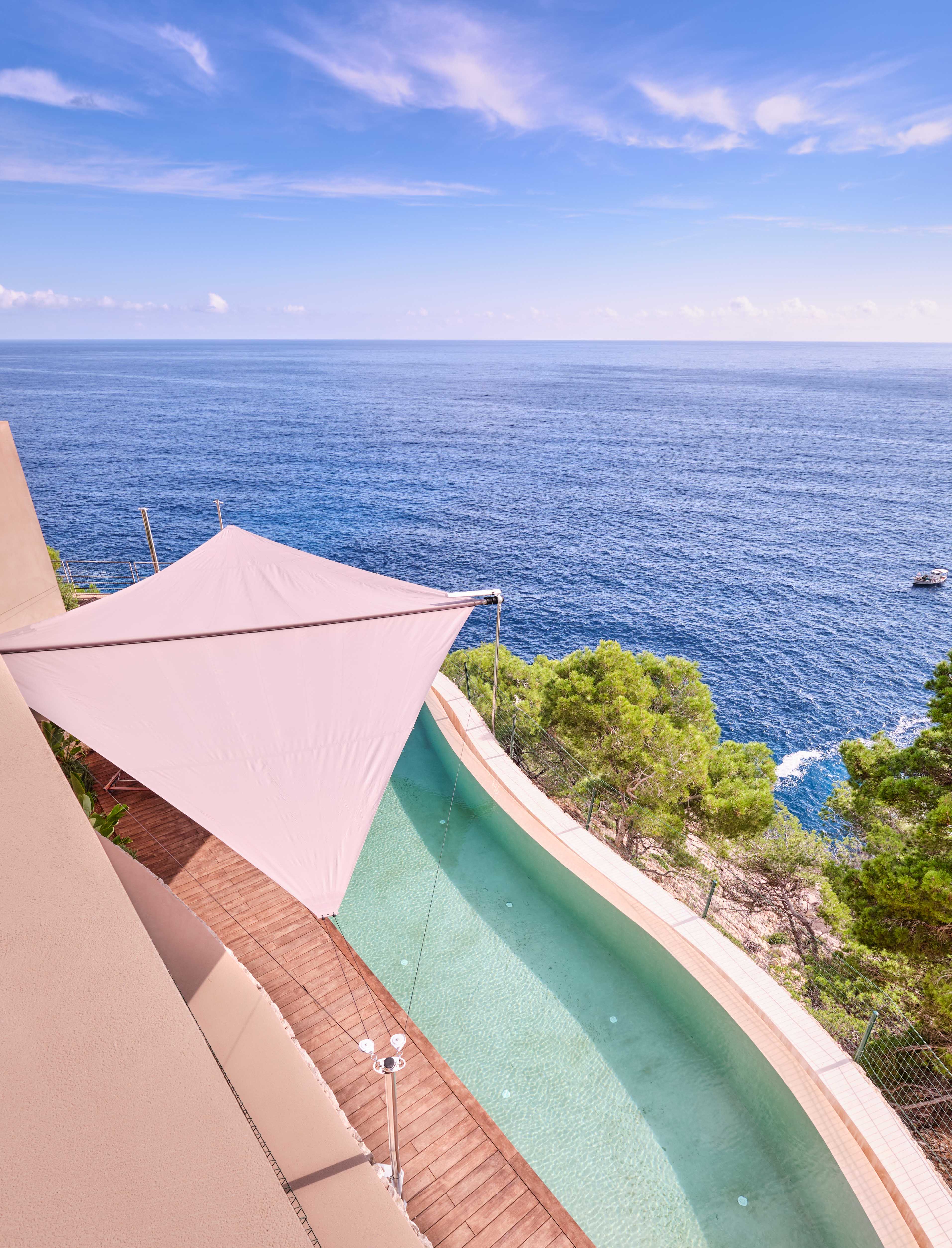 Der weite Blick über den Pool, das SunSquare Segel hinaus auf das unendliche Meer.