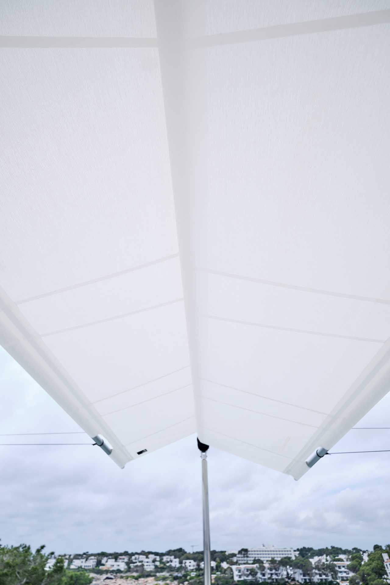 Puristisches Design - alles in weiß, auch die SunSquare Sonnensegel auf dieser Dachterrasse auf Mallorca.