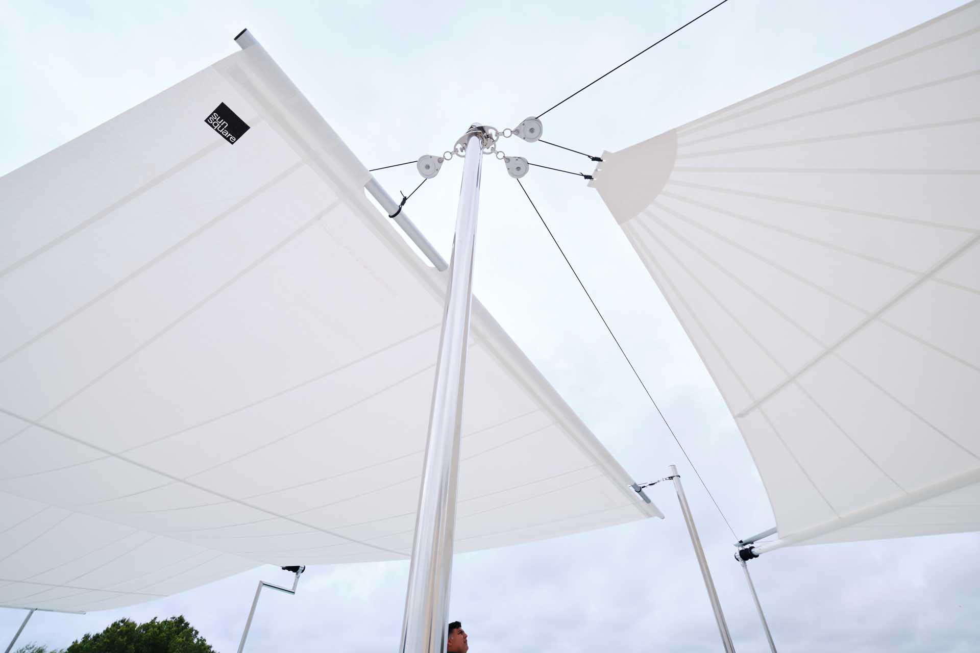 Das beiseitige Rechtecksegel in einer Detailaufnahme, man sieht das SunSquare Logo.