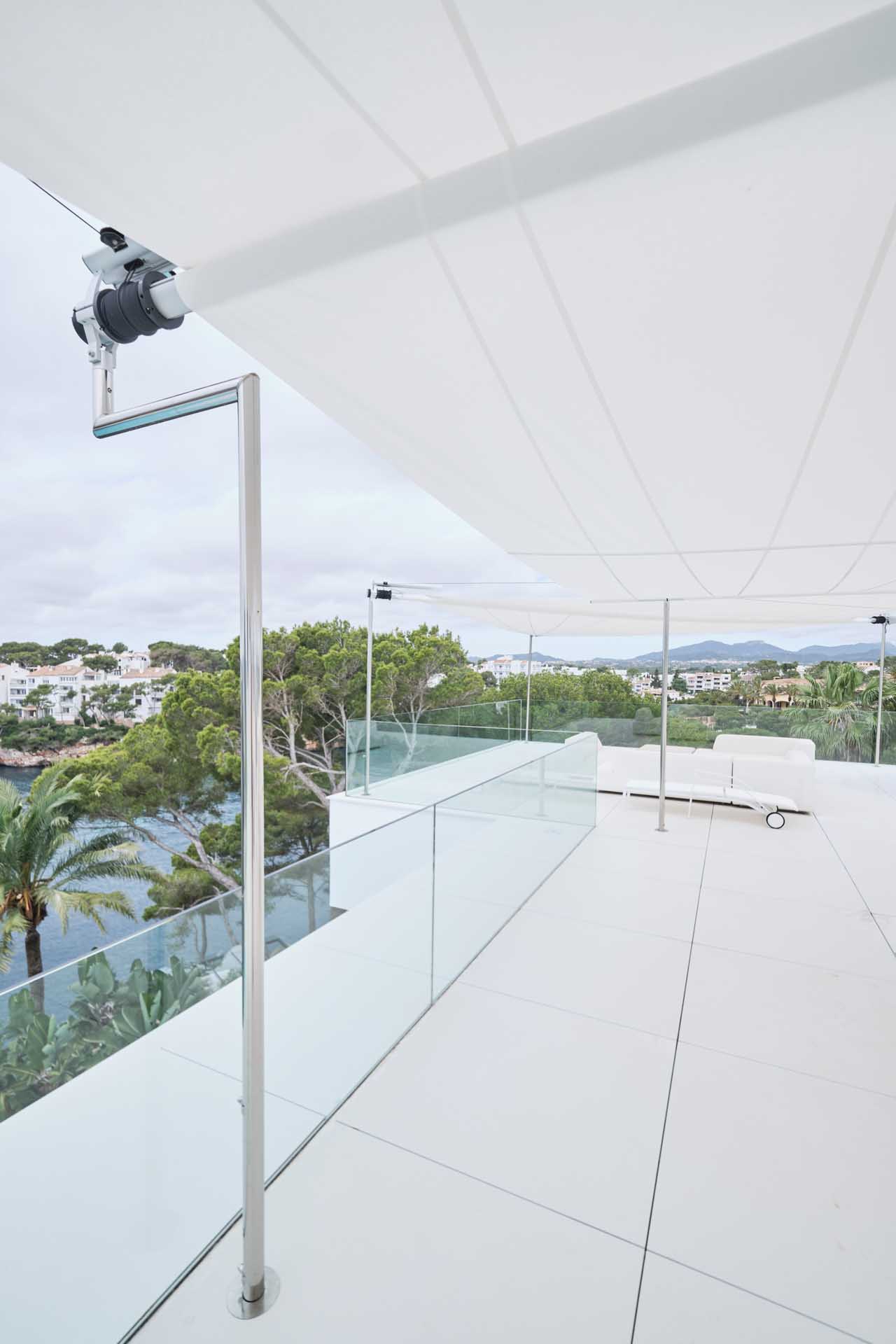 Eine Knickstütze trägt die Tuchwelle - jede Stütze wird in Tulln im Headquarter manuell geschweißt von zertifizierten Schweißern. Made in Austria.