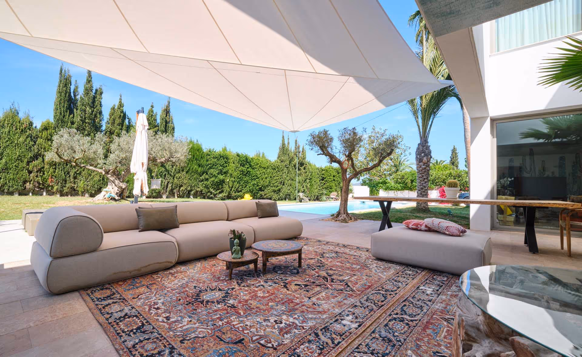 Maßgeschneidertes SunSquare® Segel integriert in moderne Architektur mit auskragendem Obergeschoss auf Ibiza.