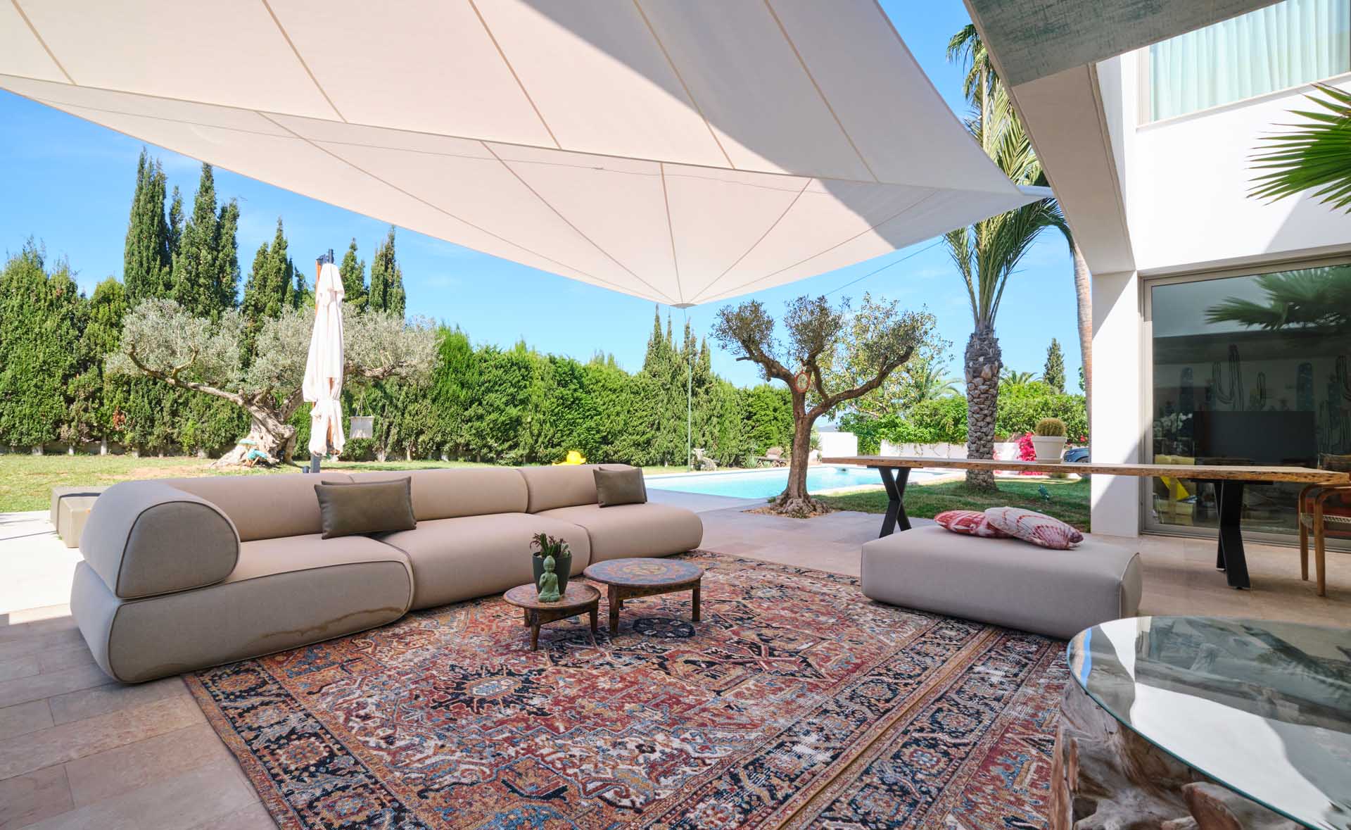 Maßgeschneidertes SunSquare® Segel integriert in moderne Architektur mit auskragendem Obergeschoss auf Ibiza.