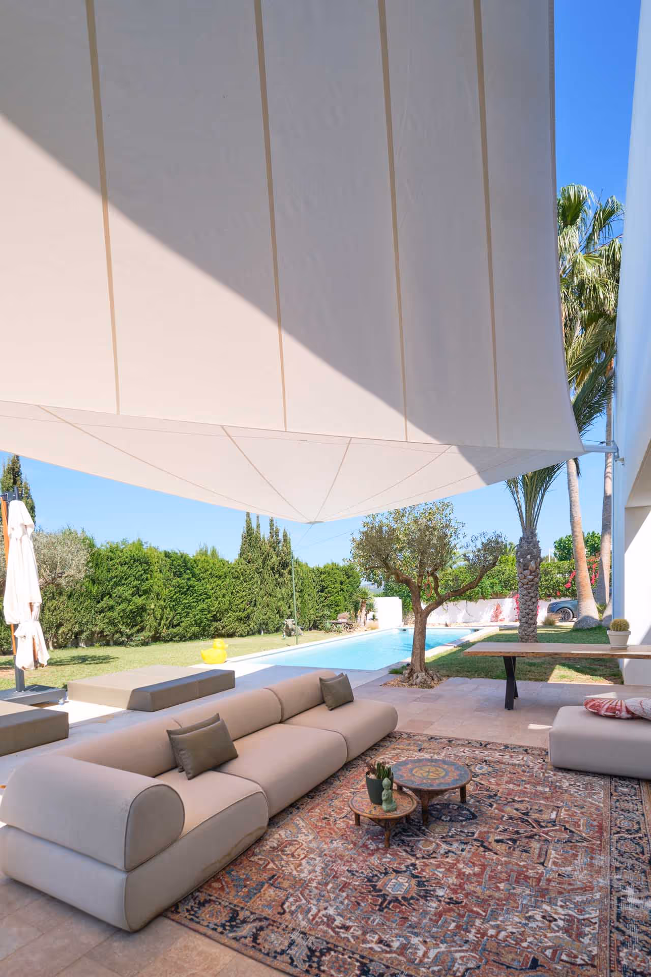 Maßgeschneidertes SunSquare® Segel integriert in moderne Architektur mit auskragendem Obergeschoss auf Ibiza.